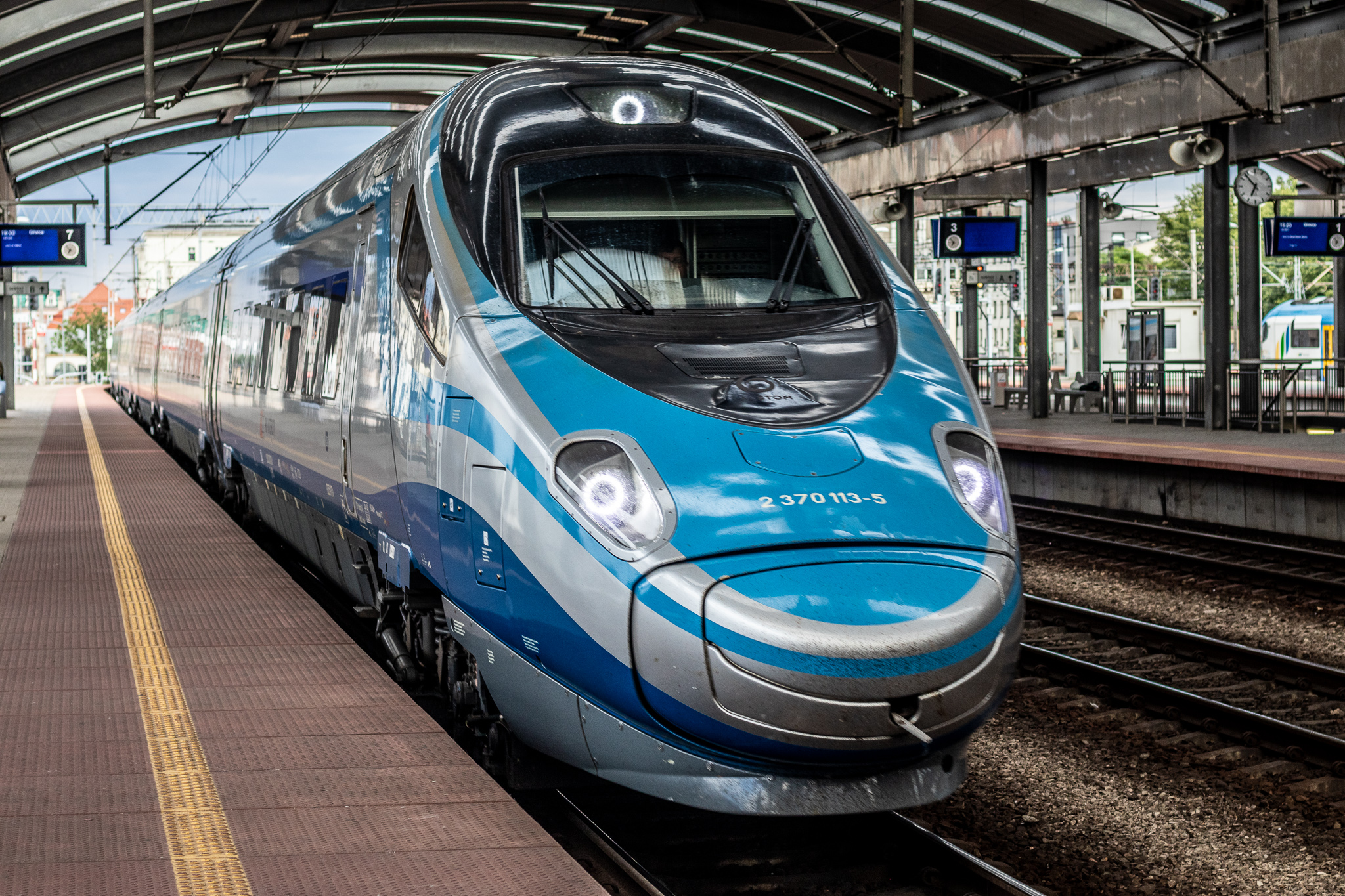 PKP z dumą informuje, że mniej truje. Samochód konta pociąg - sprawdź teraz różnicę w emisji CO2