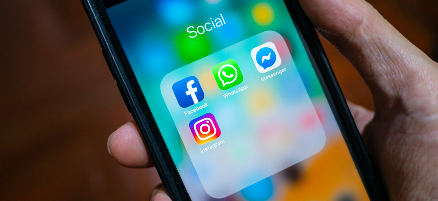 Tryb ciemny w Facebooku na iOS już oficjalnie. Jeszcze tylko Android i mamy komplet