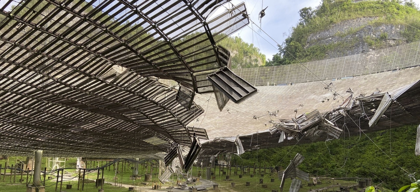 Nad radioteleskopem Arecibo wisi 900-tonowy odbiornik. W każdej chwili może się zerwać