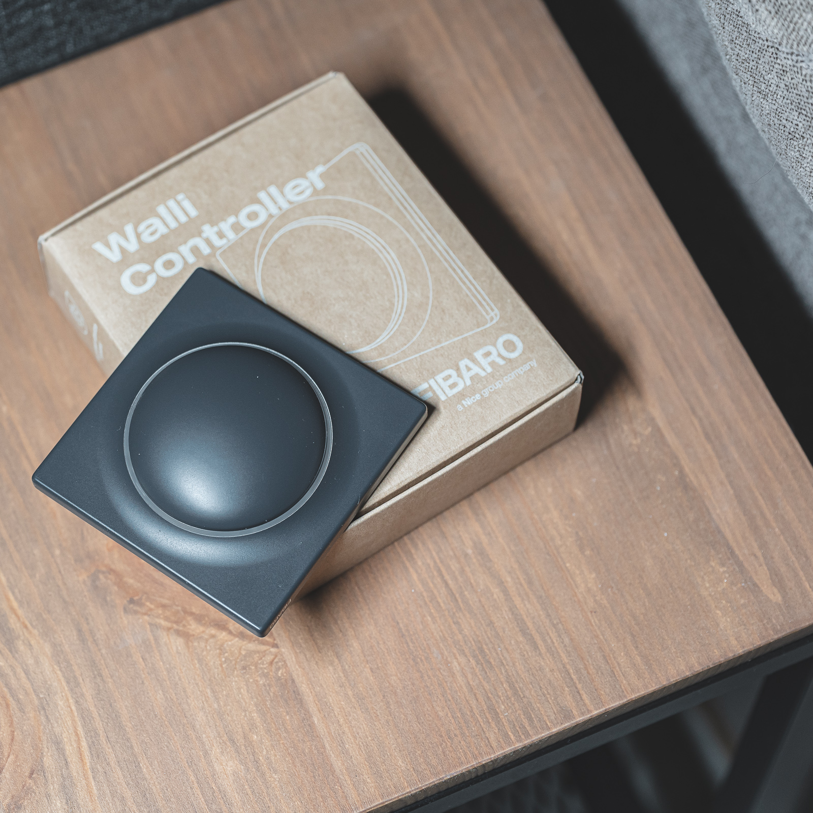 Przyklejasz, gdzie chcesz i sterujesz całym domem. Sprawdziłem nowy Walli Controller od Fibaro