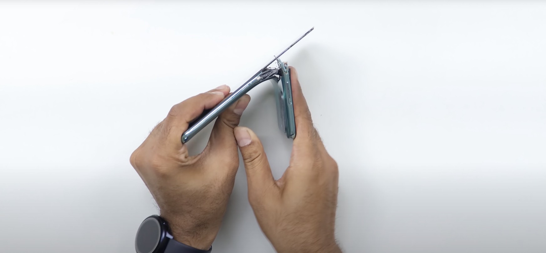 Redmi Note 10 Pro jako składany smartfon. Nowy Redmi złamał się w pół w rękach recenzenta