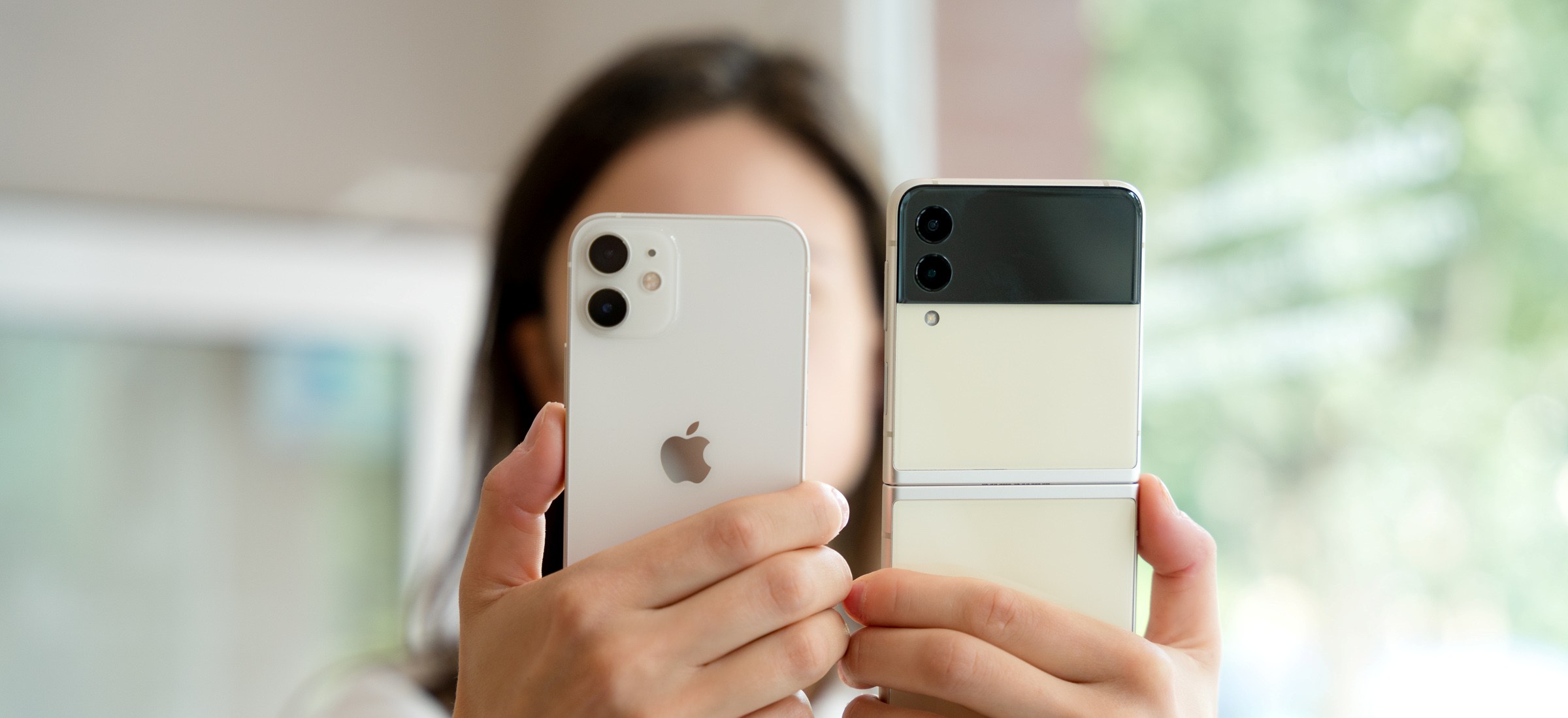 iPhone 12 mini czy Galaxy Z Flip 3 - który telefon jest bardziej poręczny?