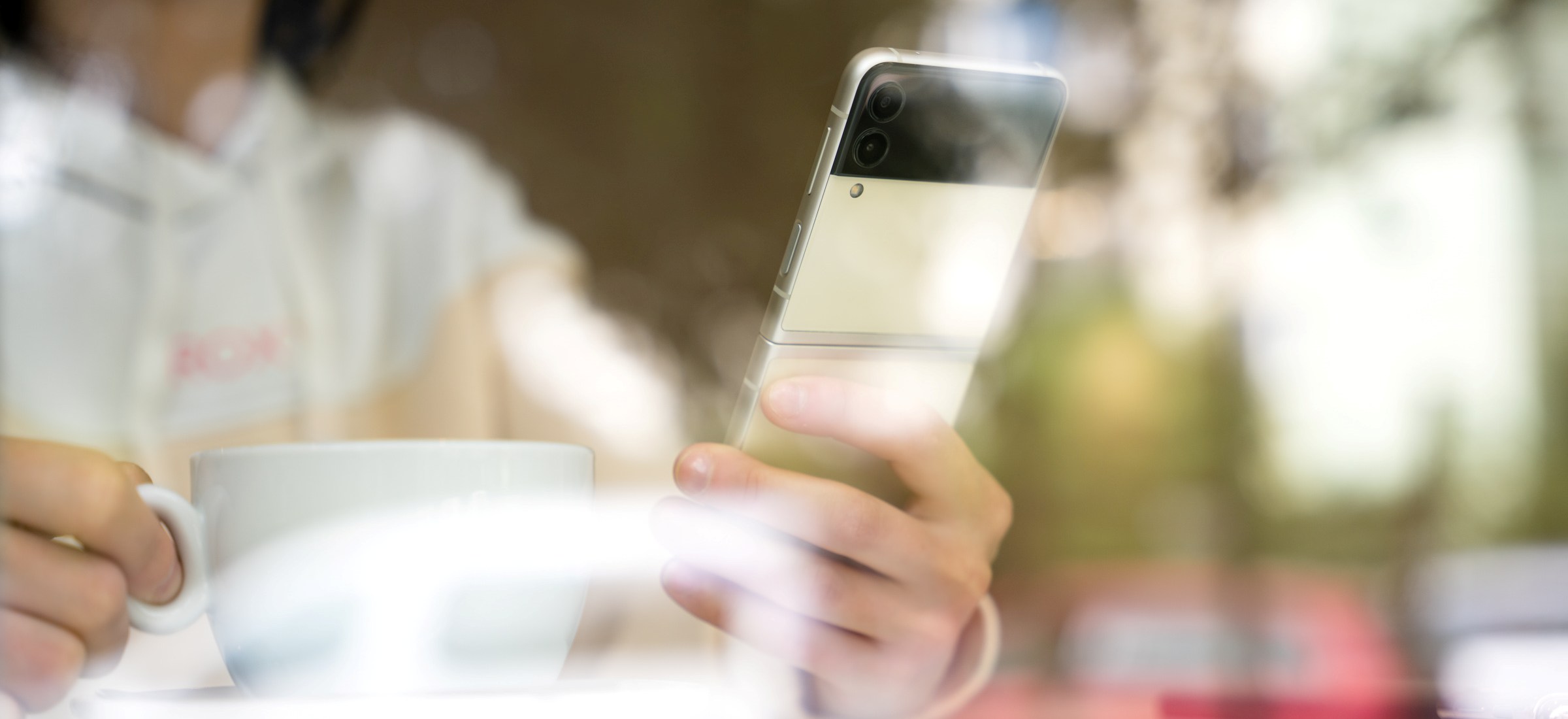 Galaxy Flip 4 na zdjęciach. Zniknęła fałda, została szpara