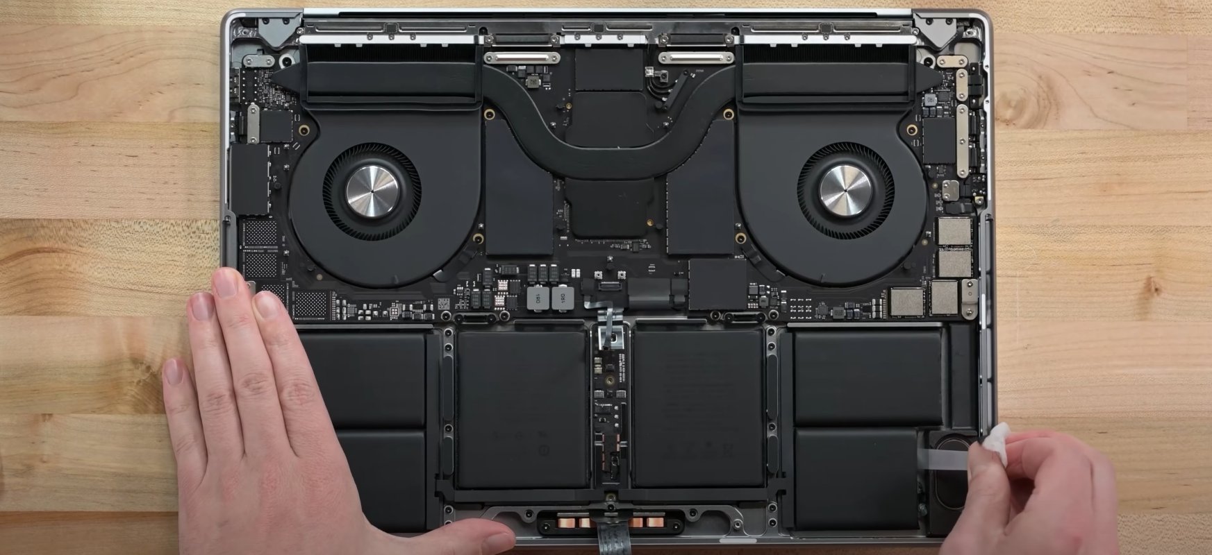 MacBook Pro 14 w rękach iFixit. Co można naprawić w nowym laptopie?