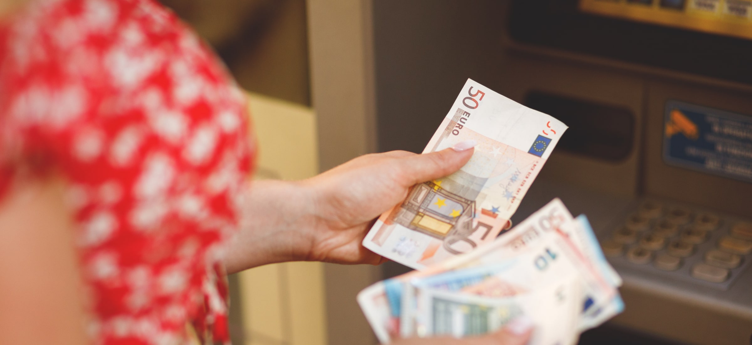 Jak wysłać pieniądze za granicę, np. na Ukrainę? Przelew międzynarodowy to tylko jeden ze sposobów
