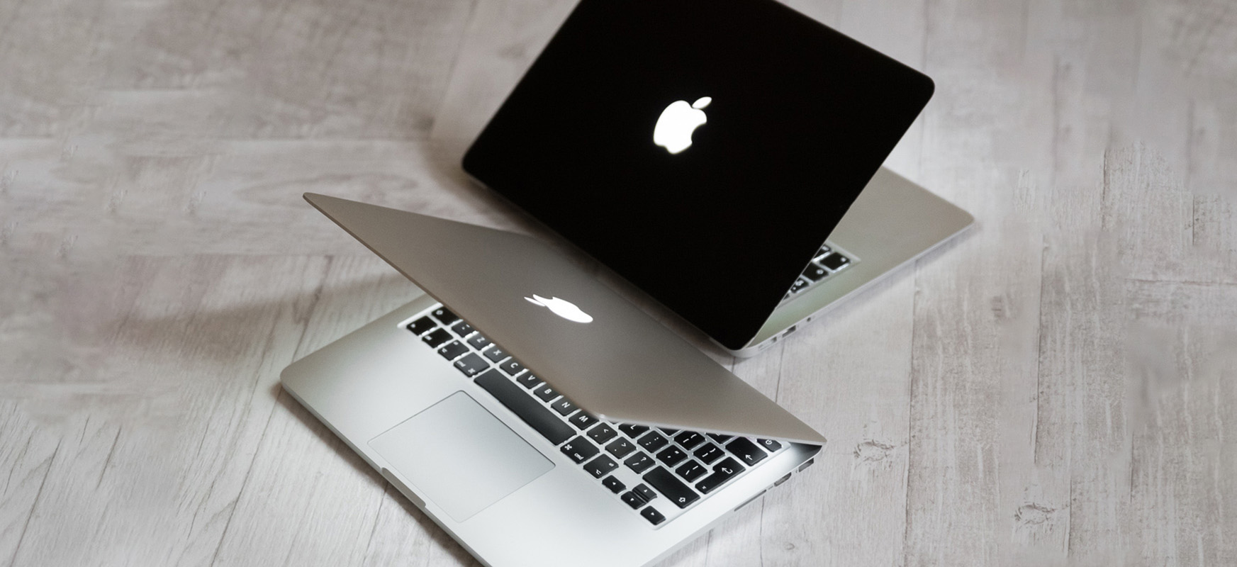 Znów będzie można pójść do Starbucksa z godnością. Podświetlane logo ma wrócić do MacBooków