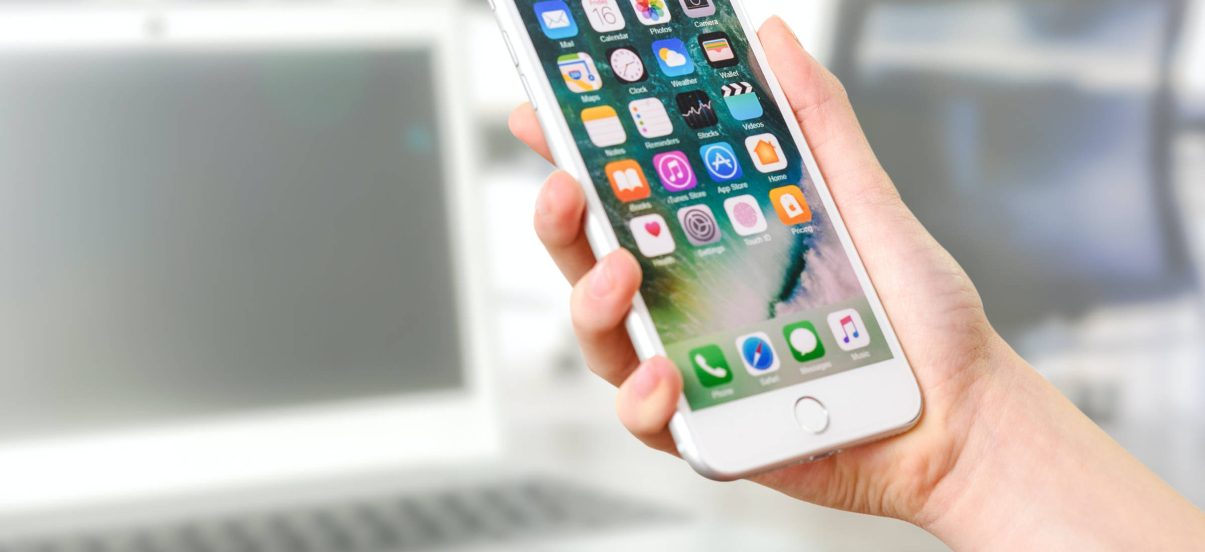 Na posiadaczy iPhone'ów padł strach. Smartfony ze starym iOS-em mogą stracić dostęp do usług