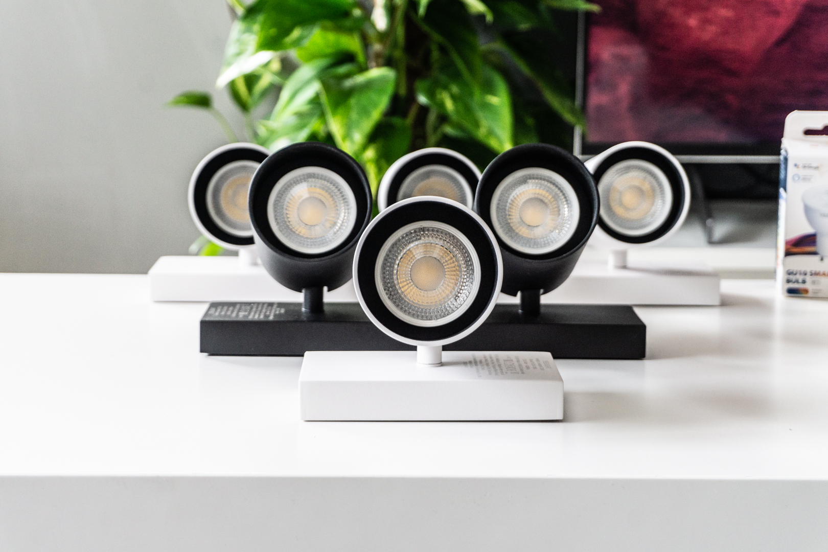 Yeelight Spotlight C2201 to inteligentne oświetlenie, które nie puści nikogo z torbami