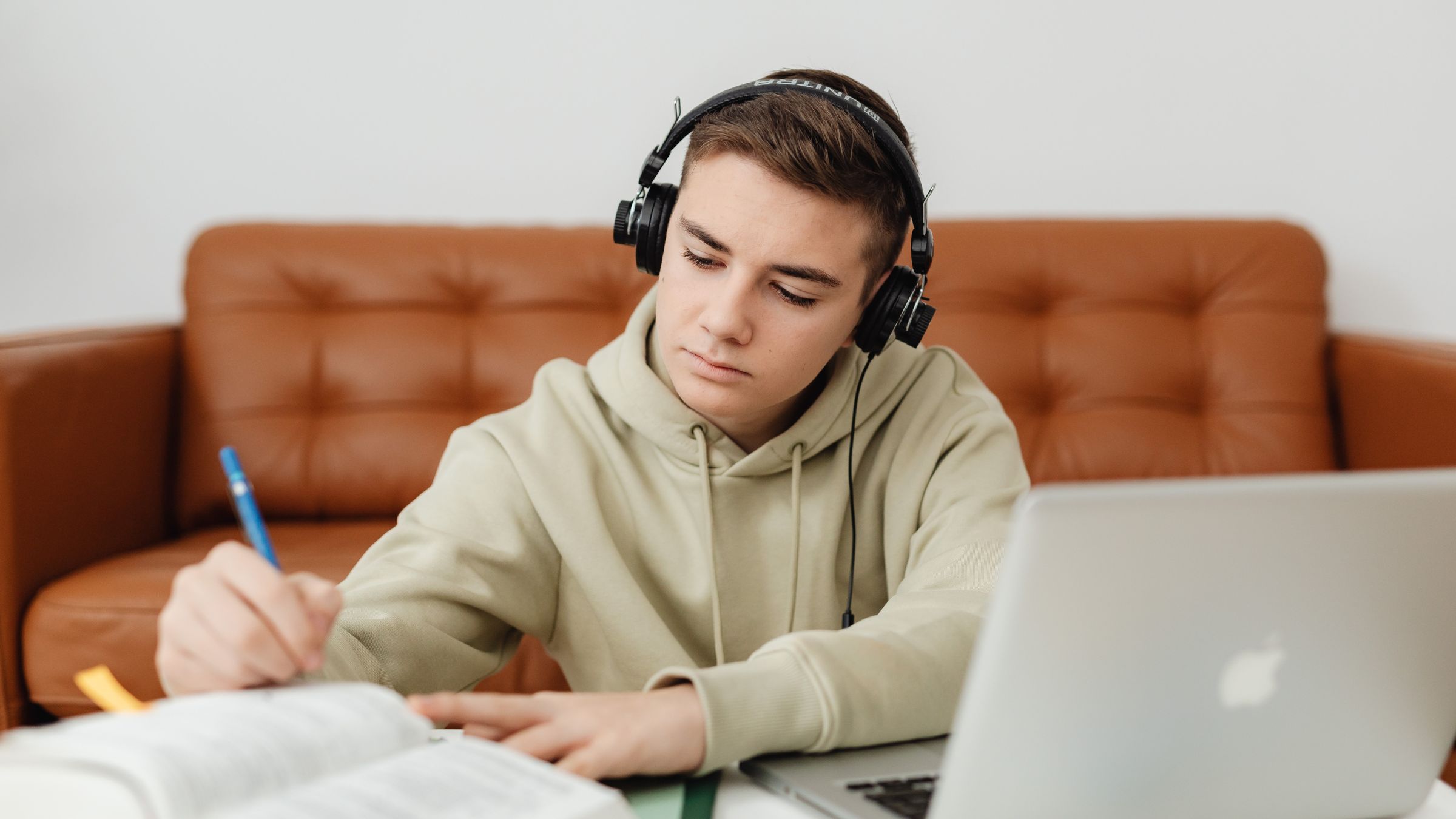 Solutions listening. Музыка для работы и учебы. Listening 4k. Спокойная музыка для учебы. A student Listening to a Song.