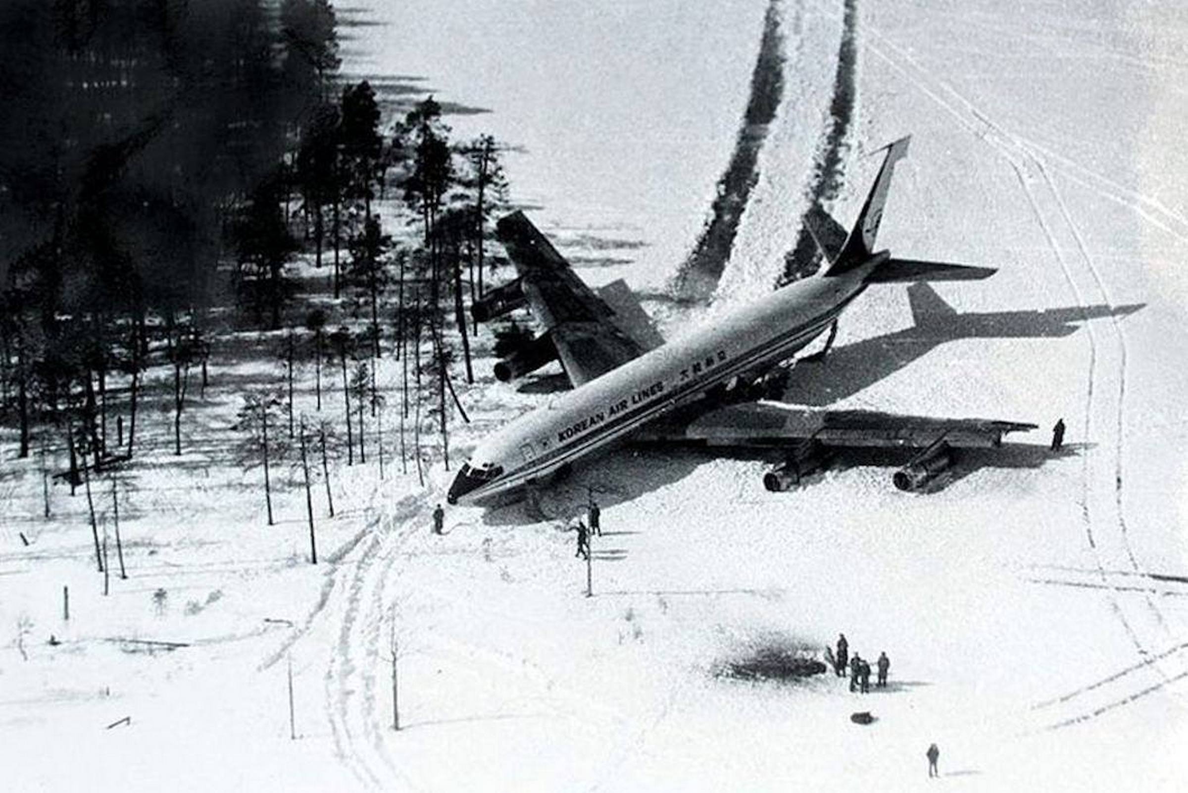 Советский истребитель сбил. Катастрофа Boeing 707 в Карелии. Корейский Боинг 707 в СССР. Инцидент 1978 Боинг 707. Корейский Боинг 1978 год Карелия.