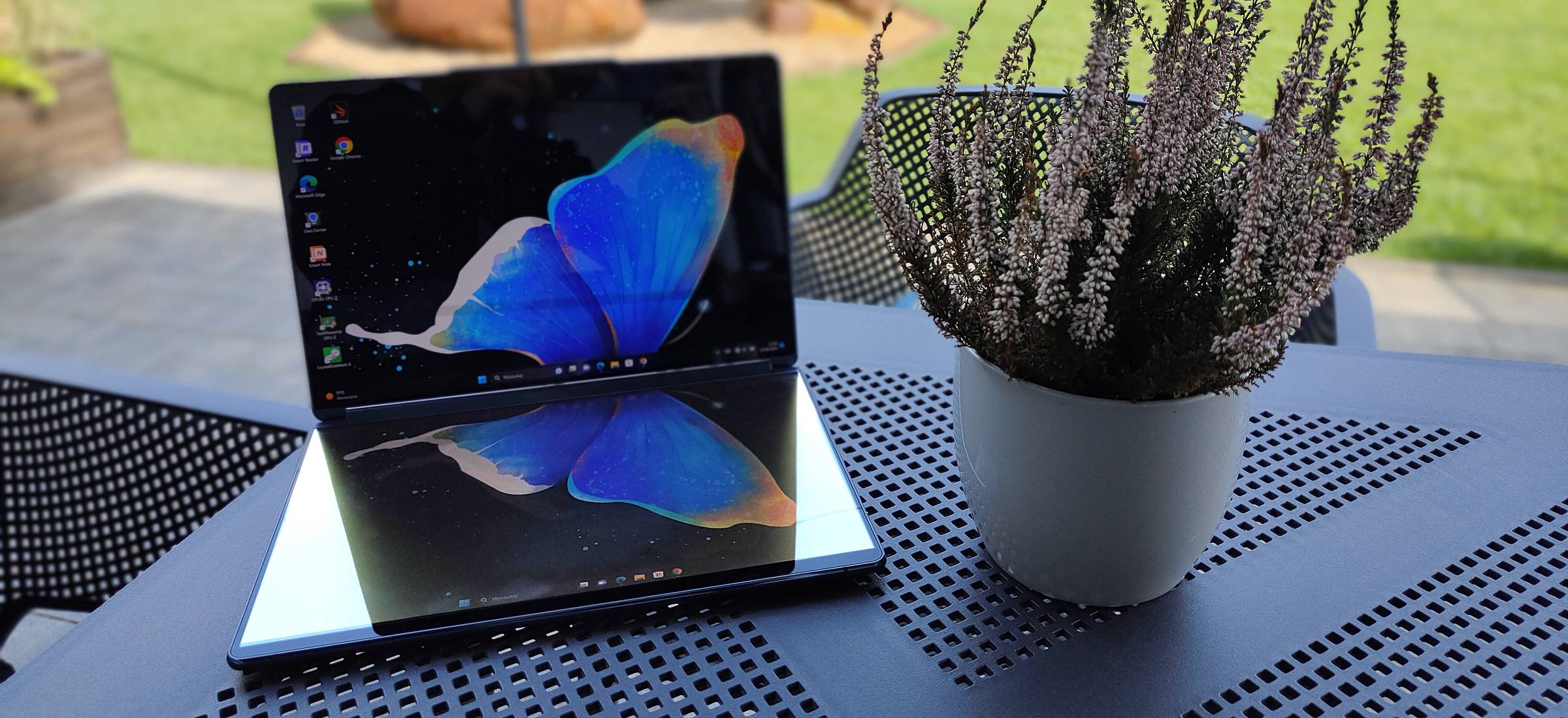 Lenovo Yoga Book 9i Gen 8. Ten laptop wygląda jak dwa sklejone tablety