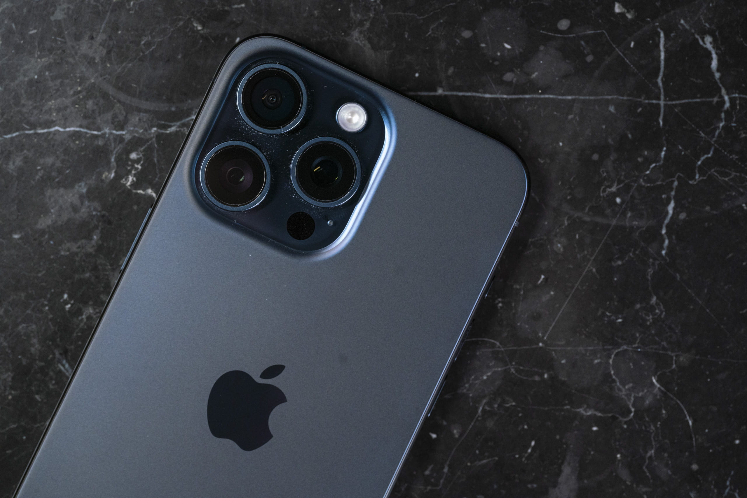 Wyniki sprzedaży iPhone'a 15 po miesiącu na rynku. Apple powinien otworzyć piekarnię