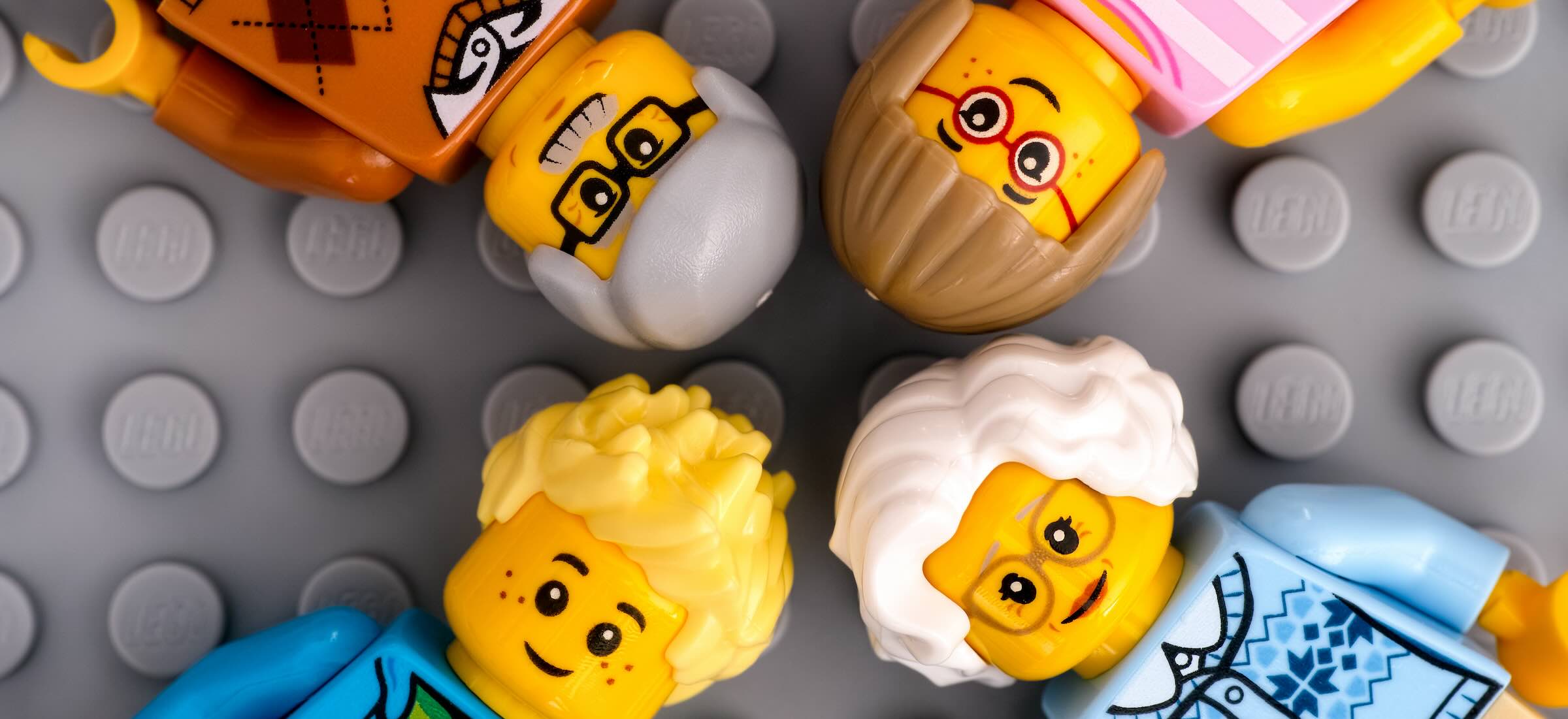 Pokazał zestawy LEGO na podstawie lektur szkolnych. Tak wyglądałyby "Wesele", "Dziady" czy "Lalka"