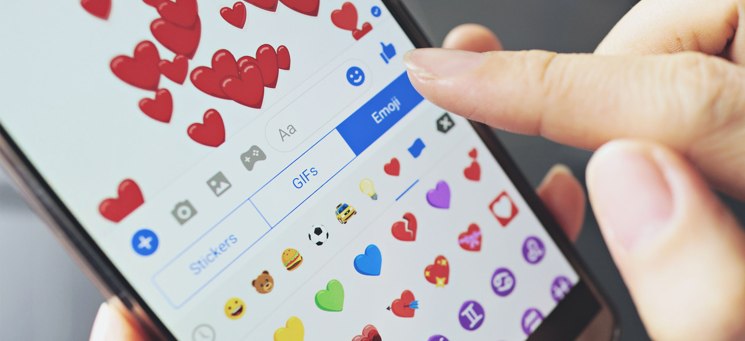 Emotikony na Facebooku - jak dodawać? Poradnik