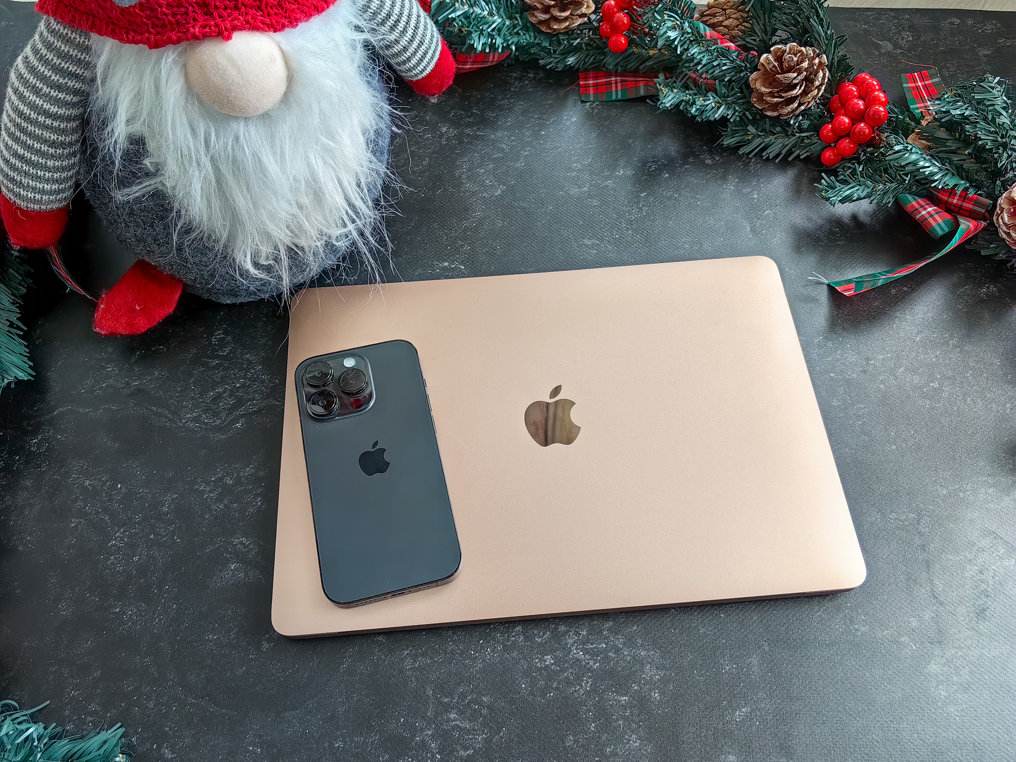 Przez miesiąc żyłem w sadzie Apple'a. Korzystałem z iPhone'a oraz MacBooka i opowiem wam o tym