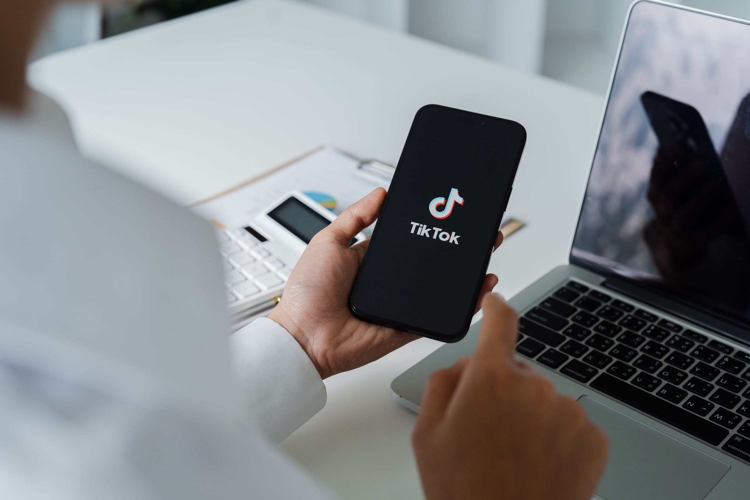 TikTok bez rejestracji. Jak przeglądać TikToka bez konta?
