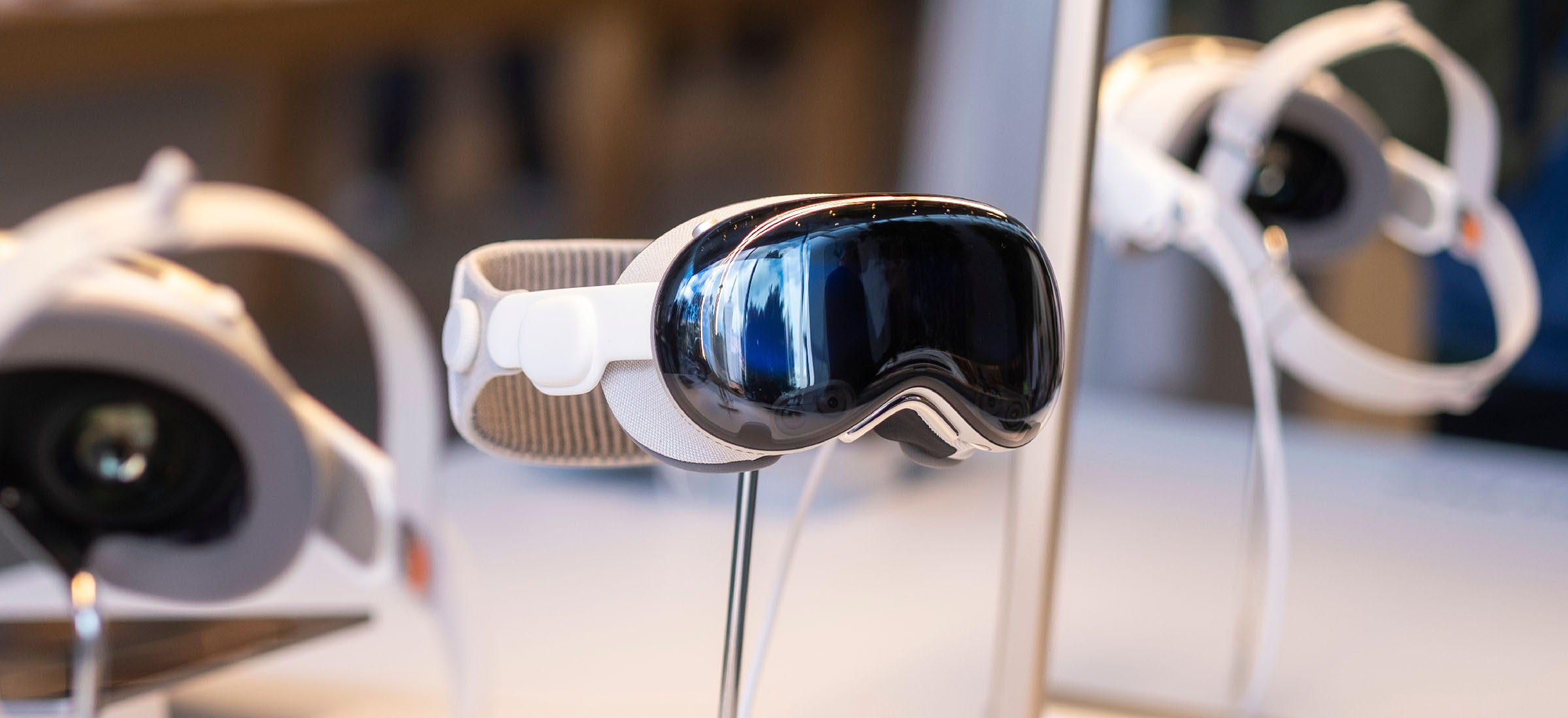 Mówią, że są niewygodne, a po chwili używania boli głowa. Ruszyła fala zwrotów Apple Vision Pro