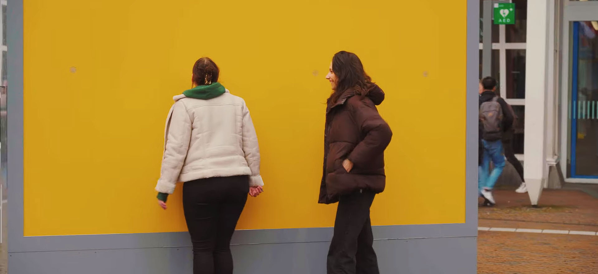 McDonald's ma dziwną kampanię. Każe ludziom wąchać ściany