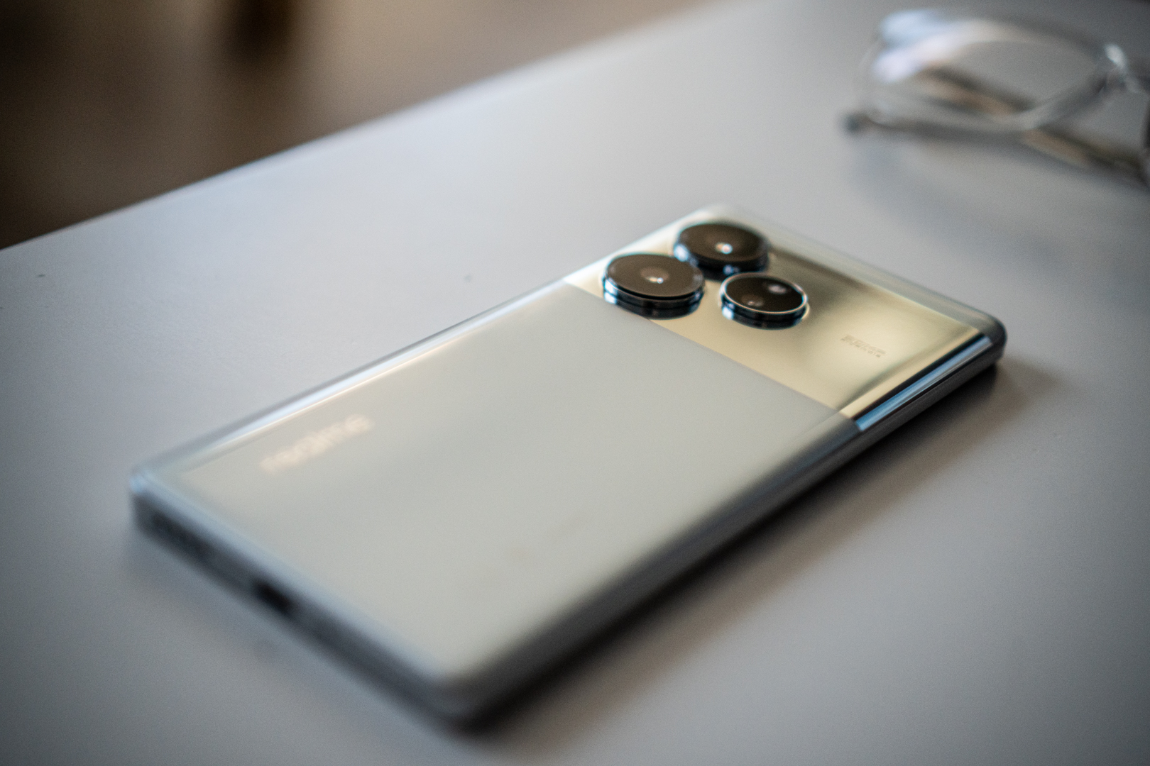 Realme GT 6 kontra iPhone 15 - fotograficzny pojedynek. Który lepszy?