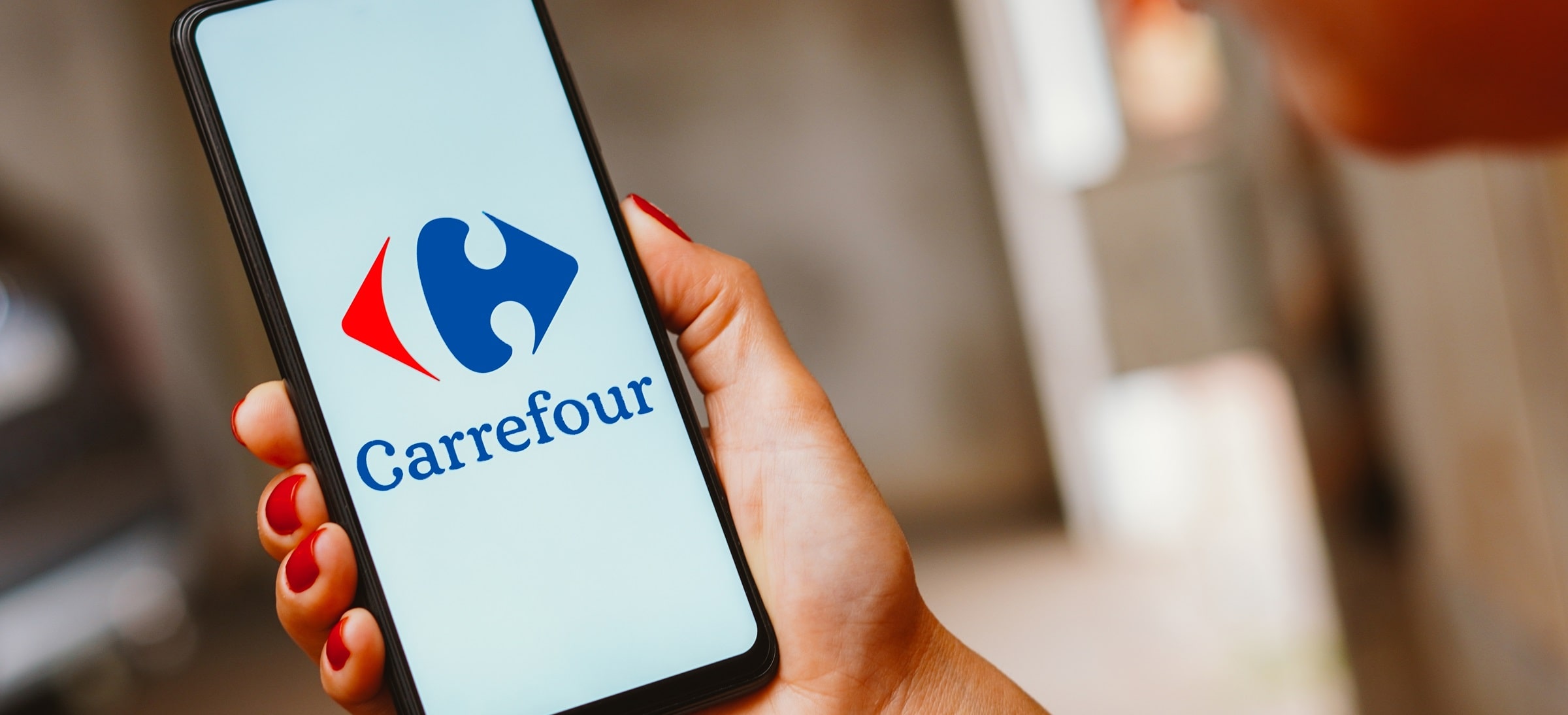 Tak Carrefour ułatwi wakacje za granicą. Pojawiła się nowa usługa