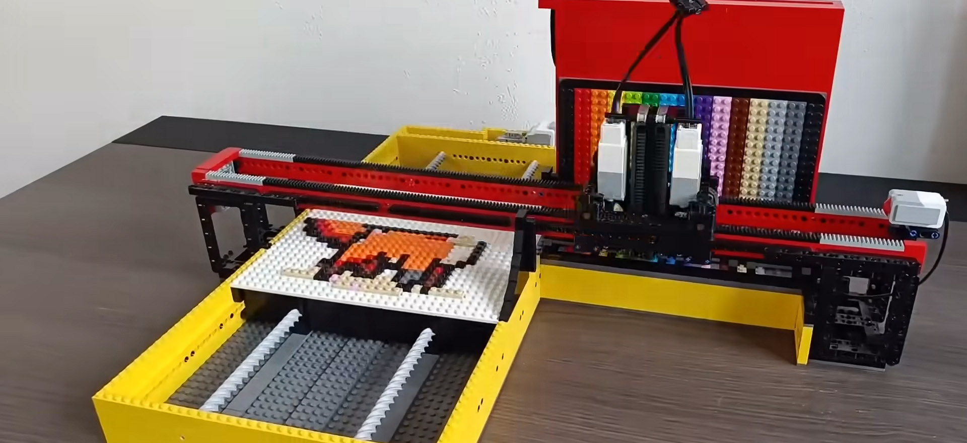 Urządzenie z klocków Lego drukuje rzeczy z... klocków Lego. Youtuber stworzył coś wspaniałego