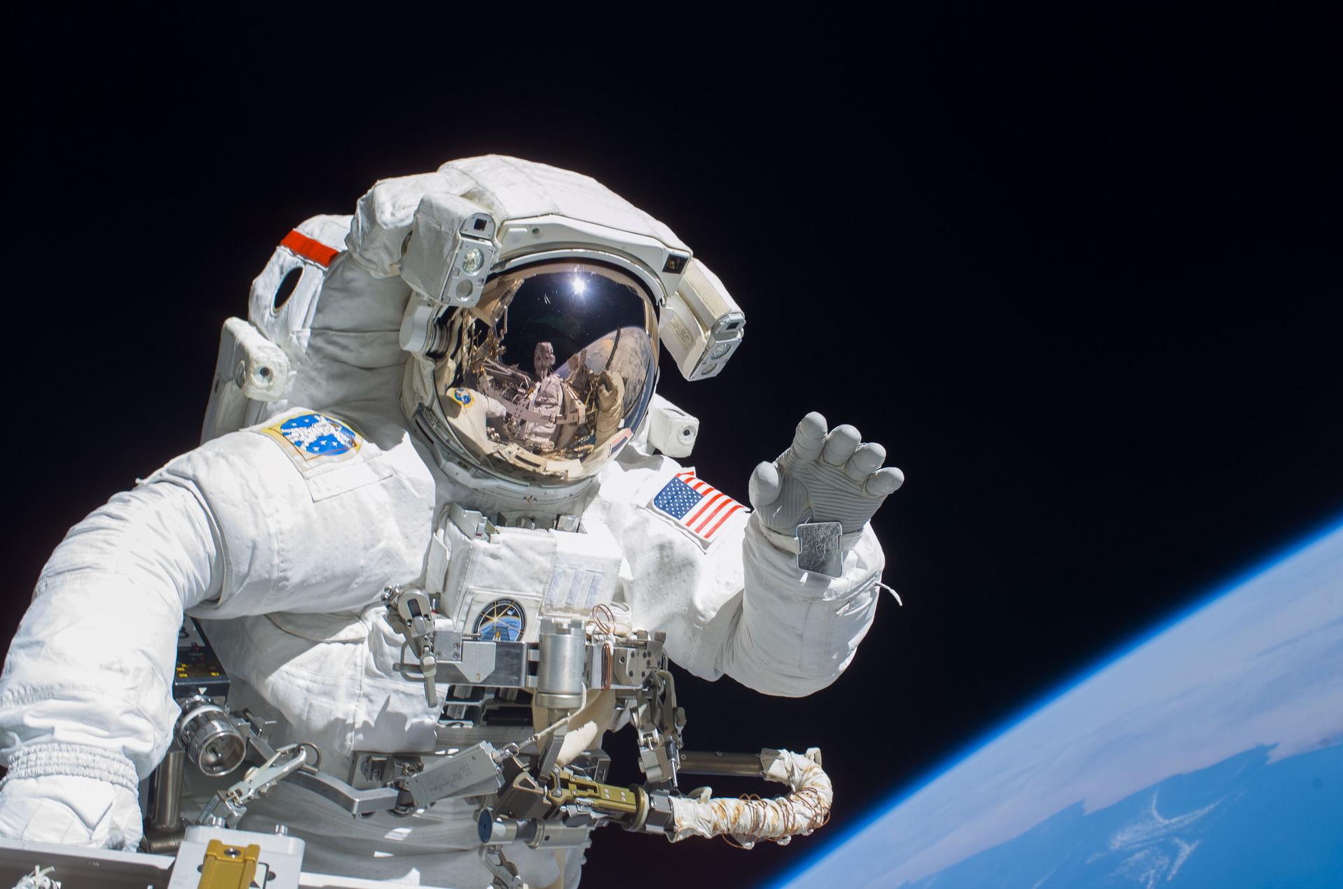 Astronauci z kombinezonami jak z Diuny. Będą pić wodę z własnego moczu