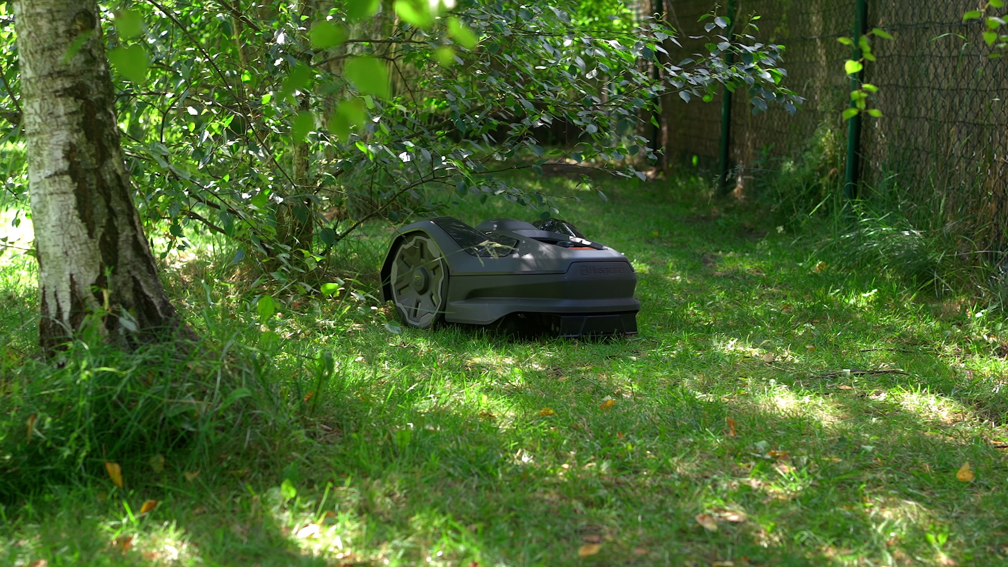 Zapomnij o przewodach w ogrodzie. Sprawdziłem, jak działa technologia bezprzewodowa w robotach Husqvarna
