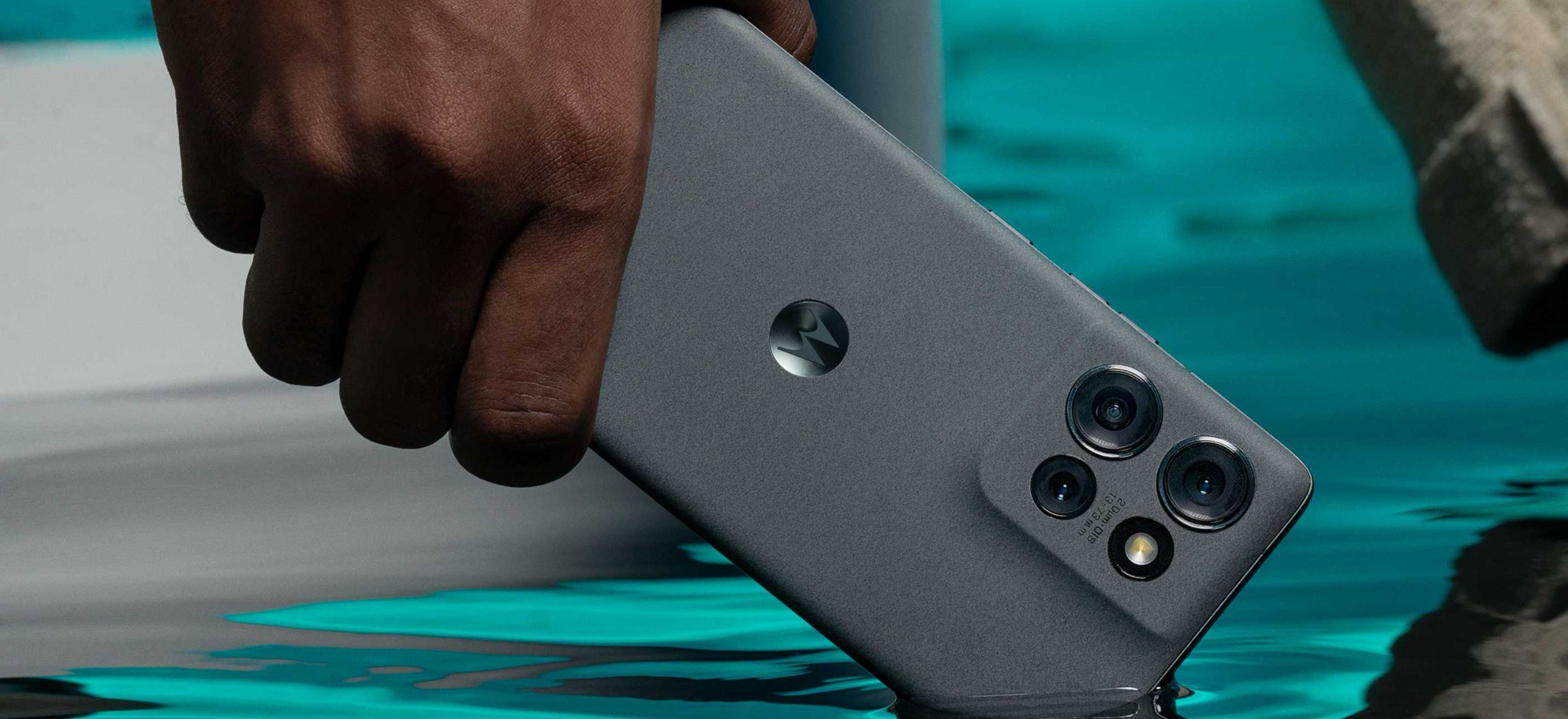 Motorola Edge 50 to wytrzymały cienias i pierwszy na świecie taki smartfon
