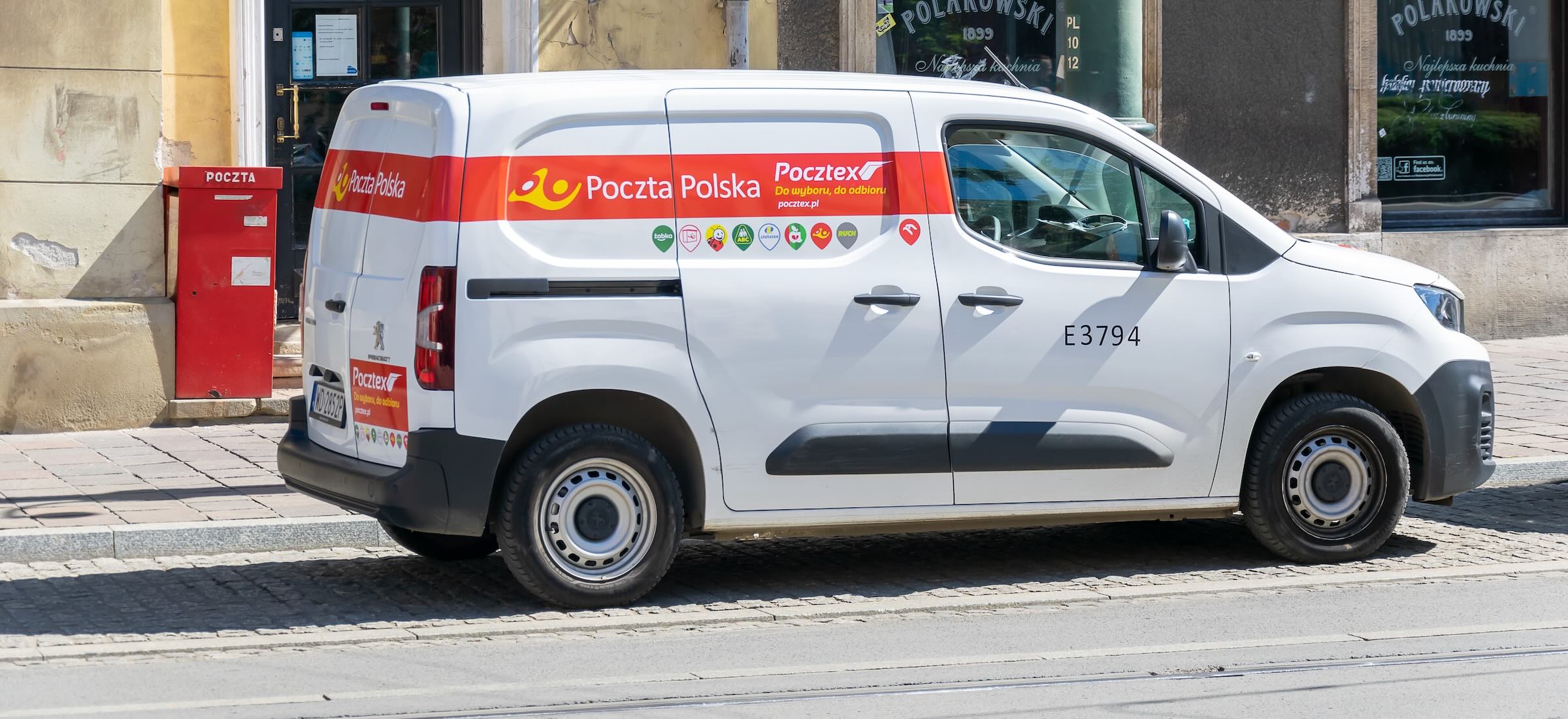 Kontroler Poczty Polskiej zrobi zdjęcie twojego auta. A potem dostaniesz wezwanie do zapłaty