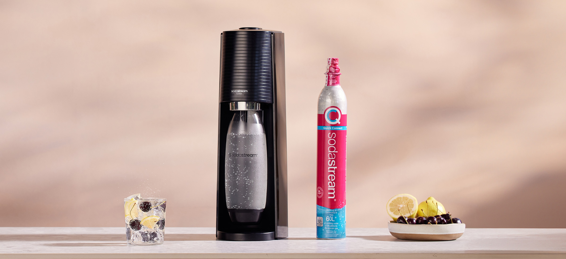 Saturator SodaStream Terra na blacie z cylindrem i butelkami SodaStream