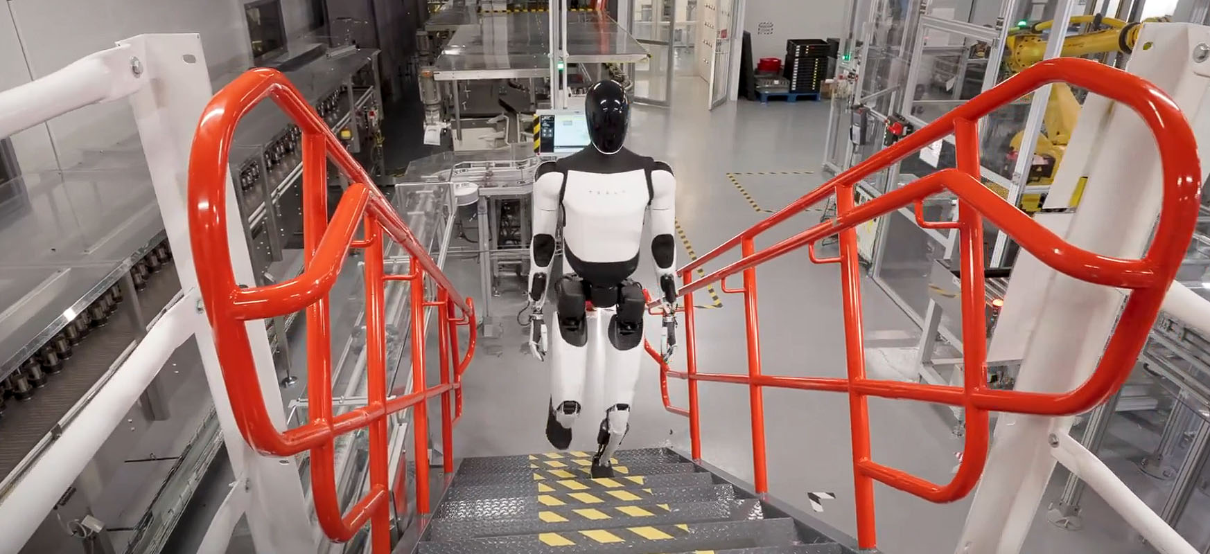 Robot Tesli nie nadawałby się nawet do nalewania grochówki na gminnym festynie. Oto dowód
