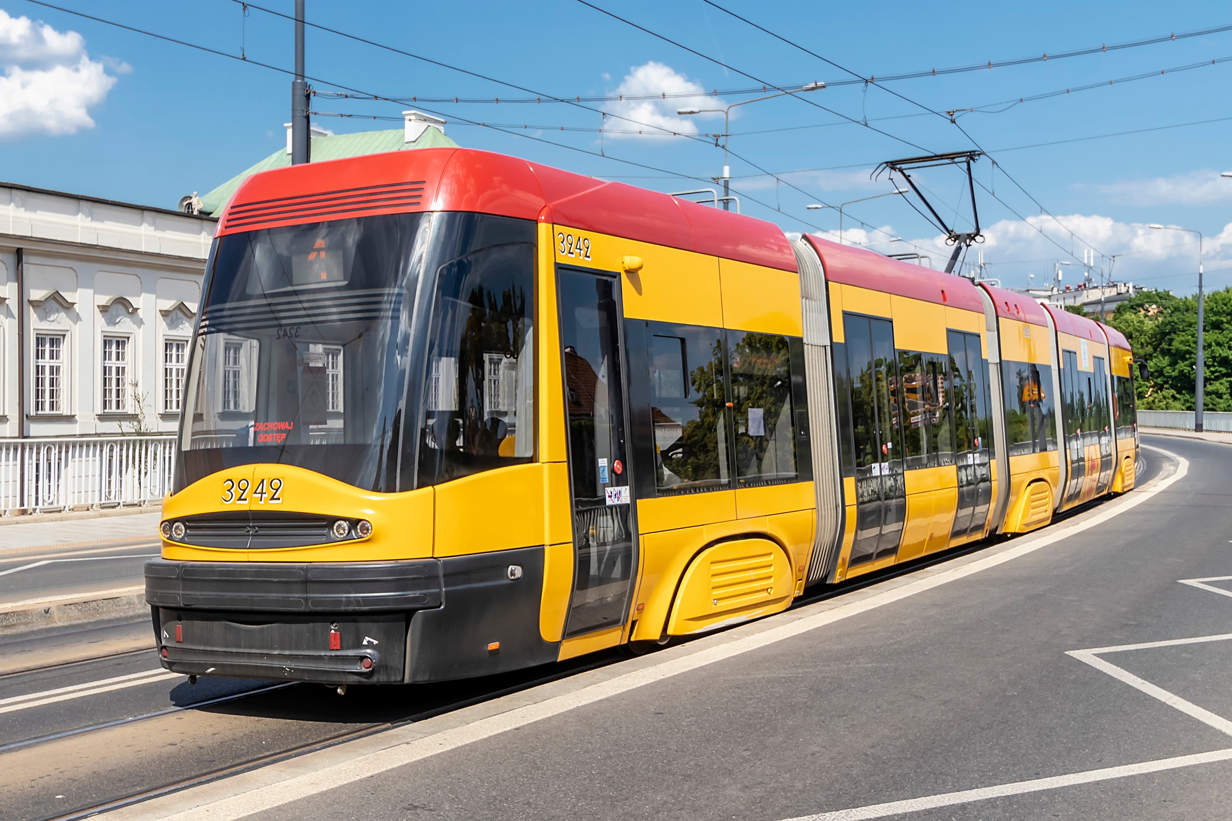 Z tramwajów chcą zdjąć prawie 100-letnie napisy. W Warszawie ktoś stracił rozum