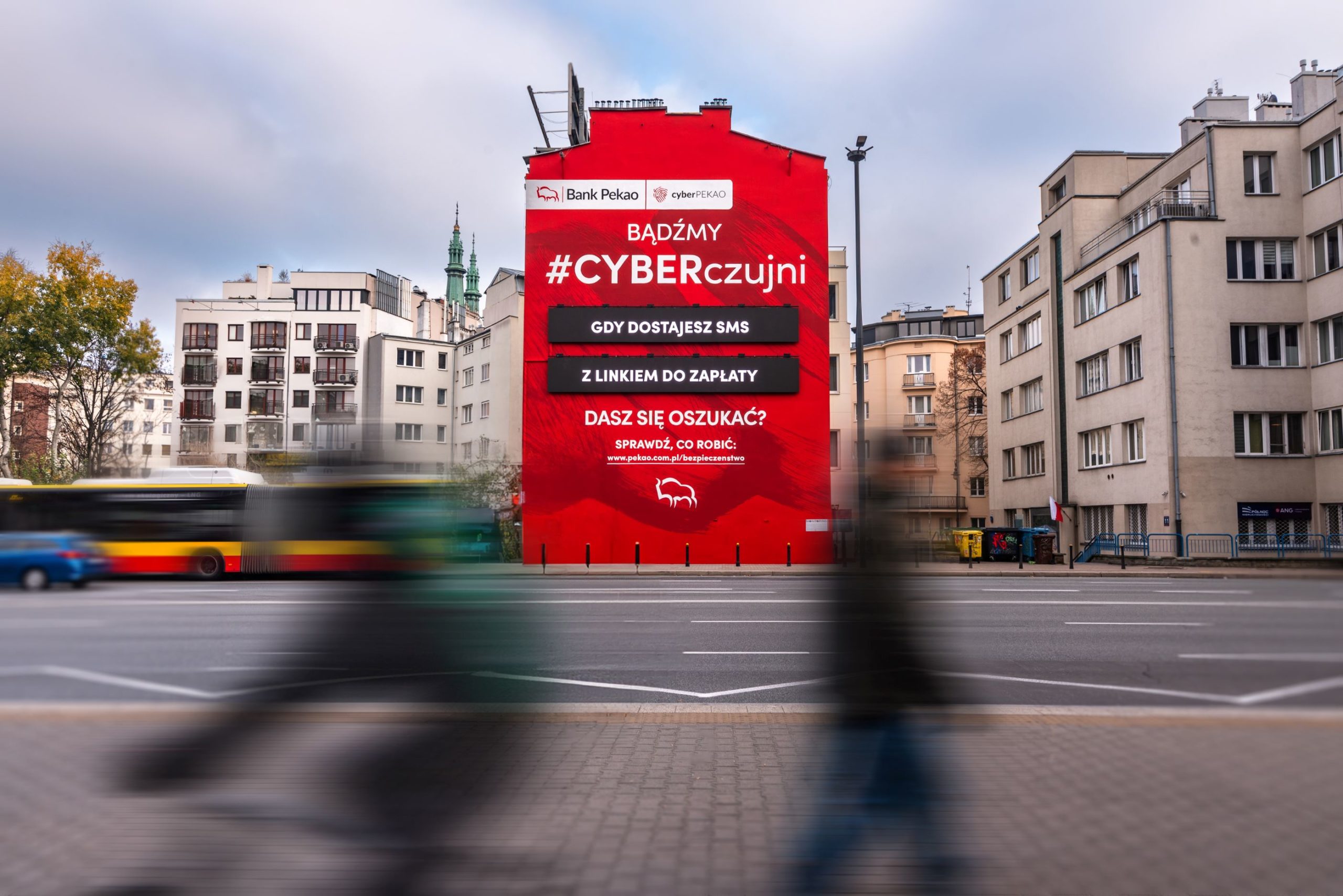 Bank Pekao pokazuje, jak uchronić się przed internetowymi oszustami. Obejrzyj, zanim będzie za późno
