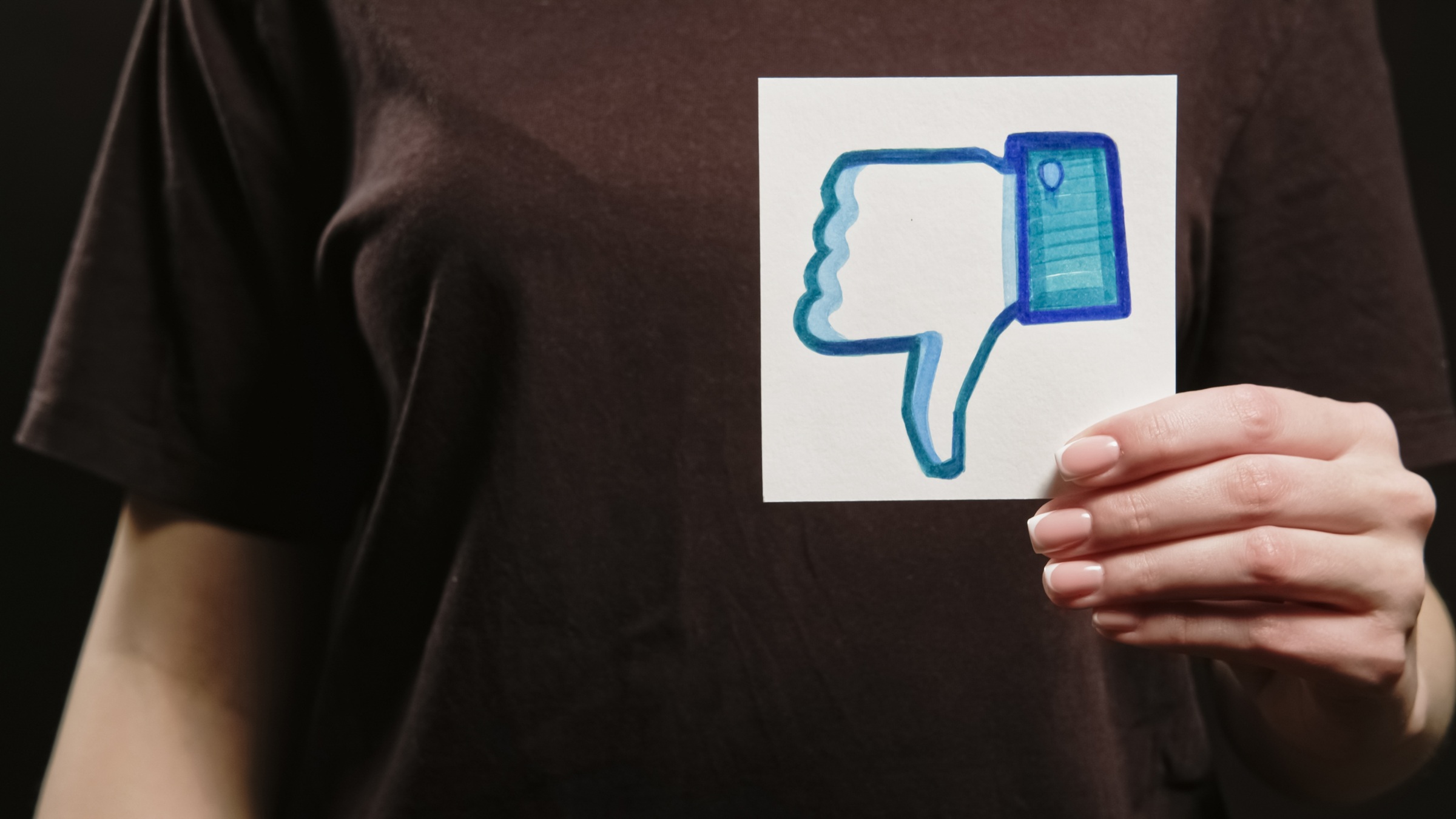 Nie potrafią zbanować oszustów, ale usuwają ostrzeżenia przed nimi. Tak kompromituje się moderacja Facebooka