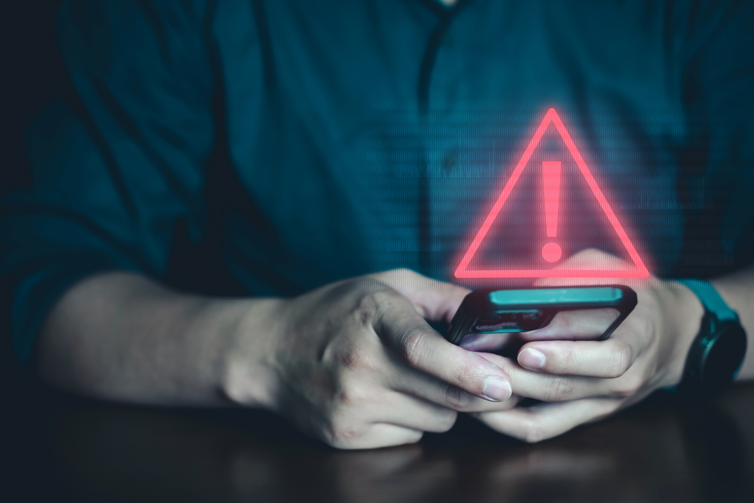 Najpierw przychodzi niepokojący SMS. Potem tak oszuści chcą wyłudzić pieniądze