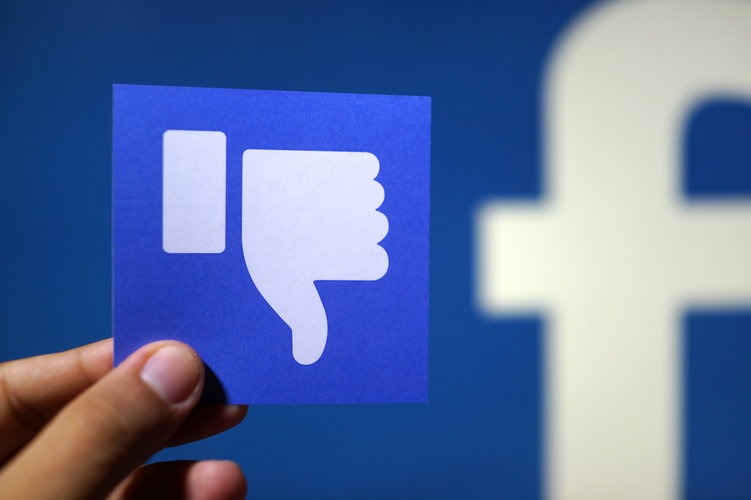 Facebook usunął ich wpis z ostrzeżeniem przed oszustami. Teraz eksperci tłumaczą, jak na serio poradzić sobie ze złodziejami