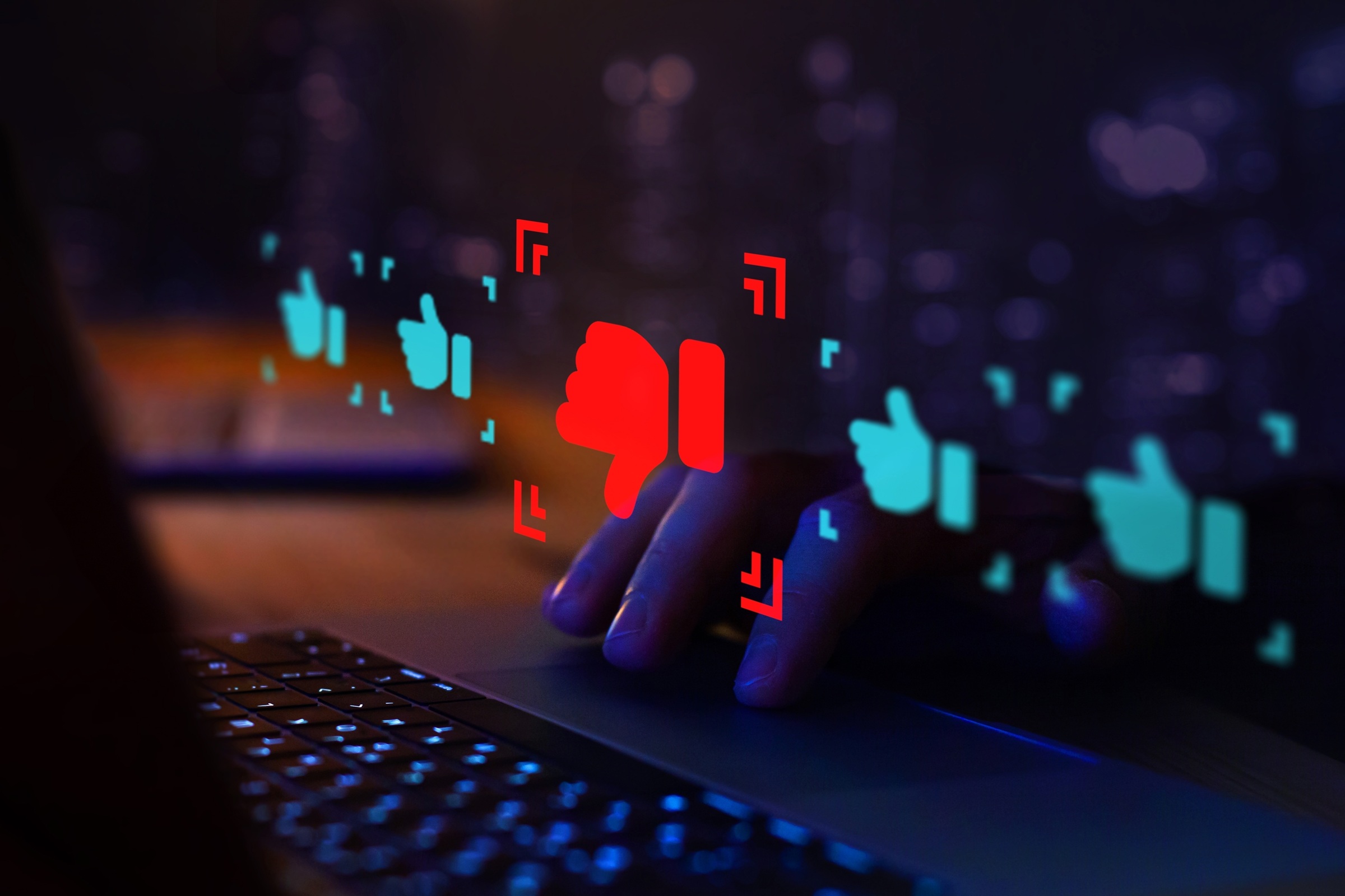 Oto sposób Facebooka na walkę z oszustami. Wycina tych, którzy przed nimi ostrzegają