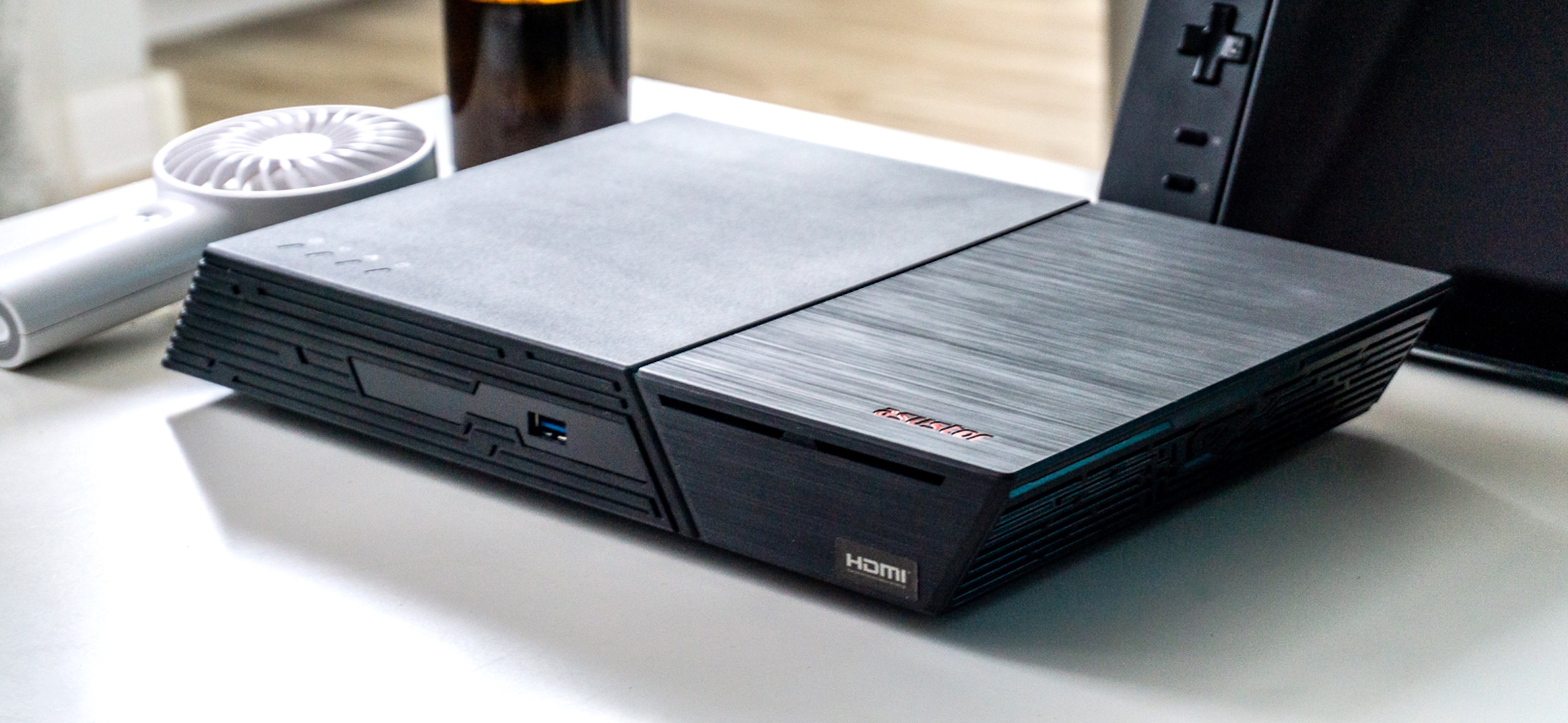 Ten NAS korzysta tylko z SSD. Na dodatek Asustor Flashstor 6 wygląda jak konsola