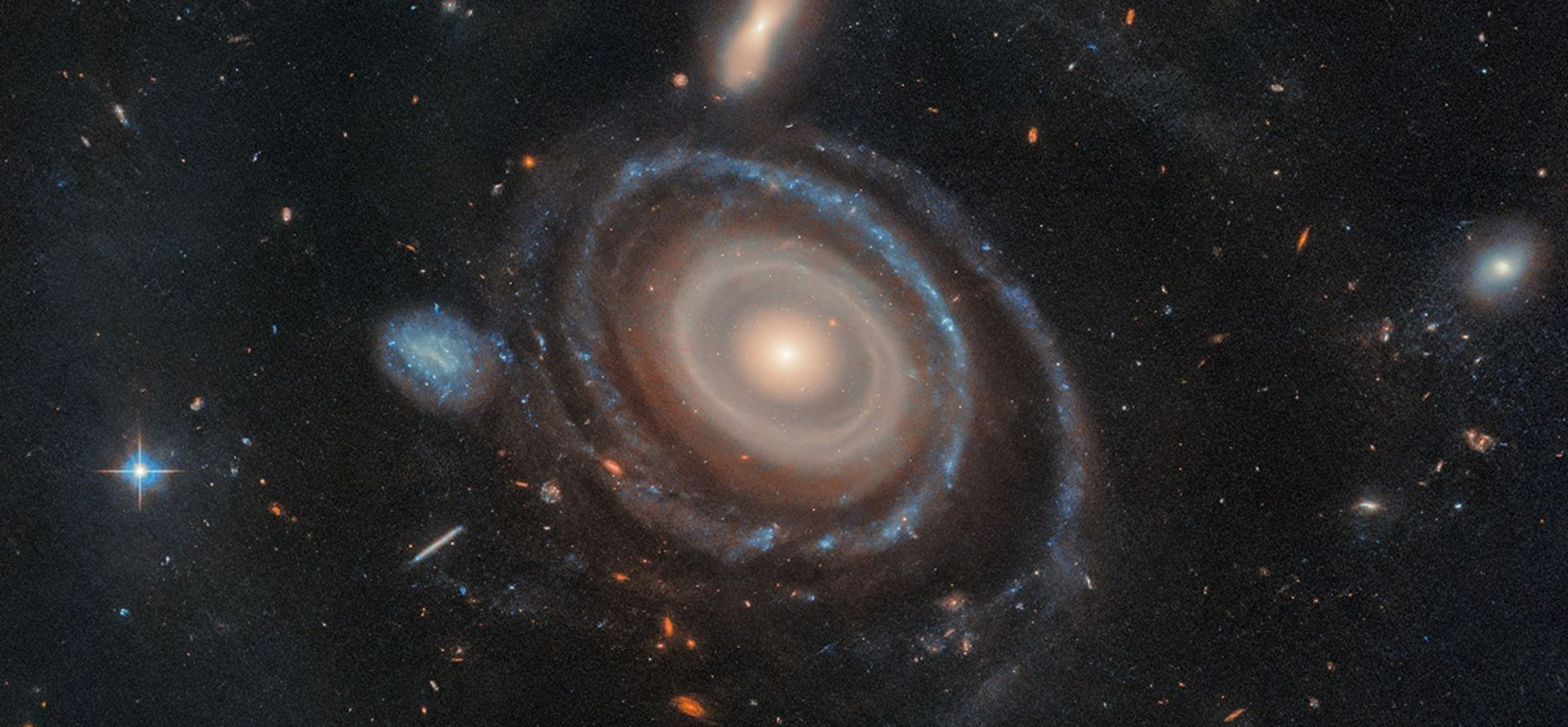 Kosmiczny strzał prosto w serce galaktyki. Oto nowe odkrycia teleskopu Hubble'a
