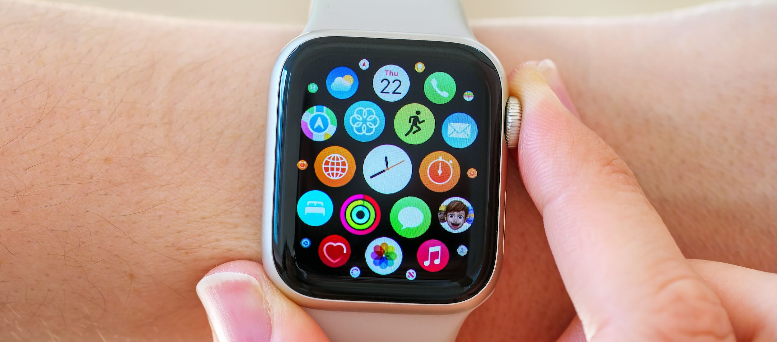 Tłumaczą, dlaczego noszą Apple Watcha na kostce. Na siłowni myślą, że odbywają karę