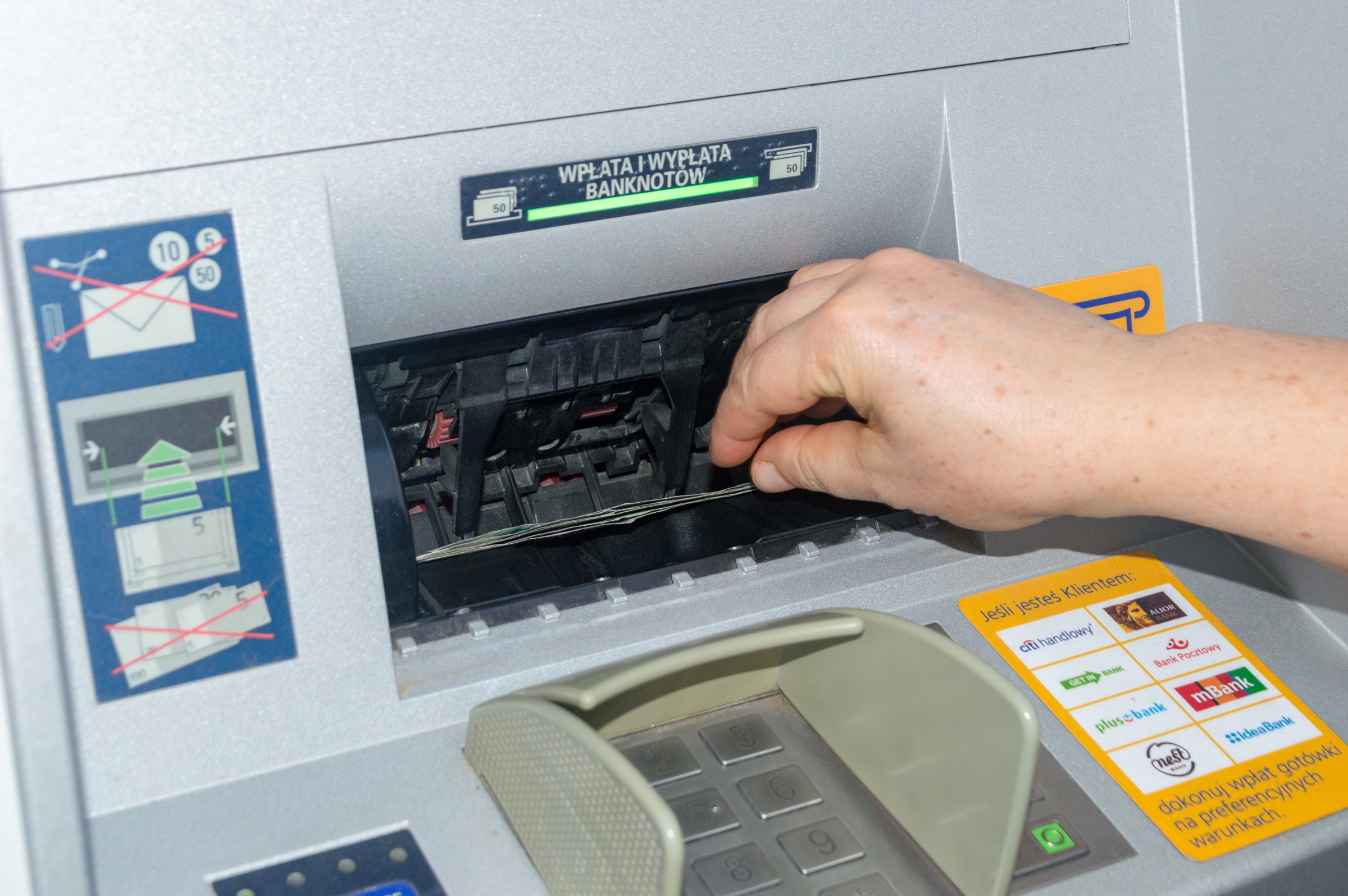 Przy bankomacie zobaczysz kod QR. Bank rezygnuje z papieru