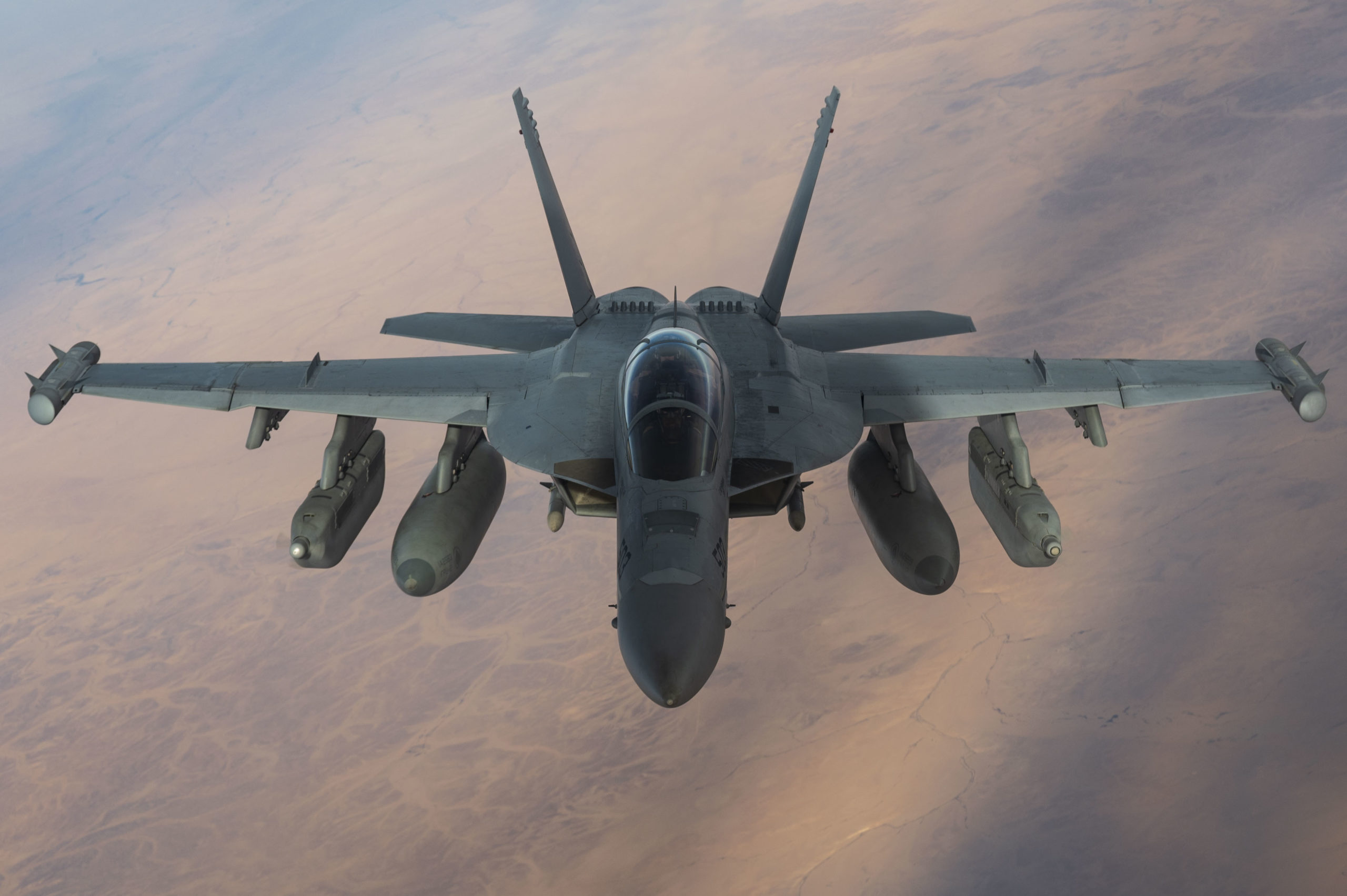 Katastrofa myśliwca EA-18G Growler. Zobacz, jak amerykański samolot wojskowy wbija się w wodę