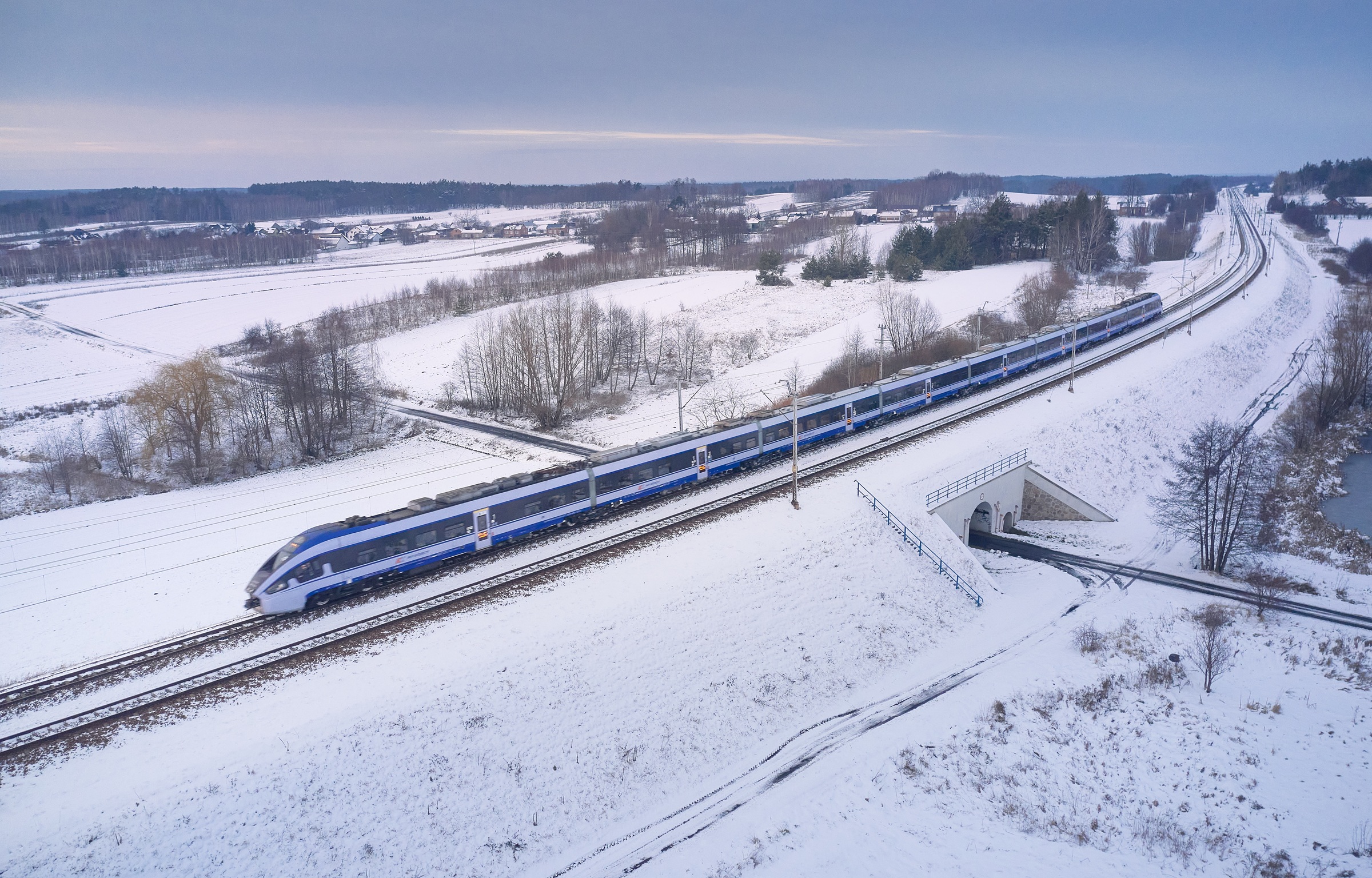 Latają helikopterami, a mogliby jechać pociągiem. PKP Intercity pokazało gigantyczną różnicę