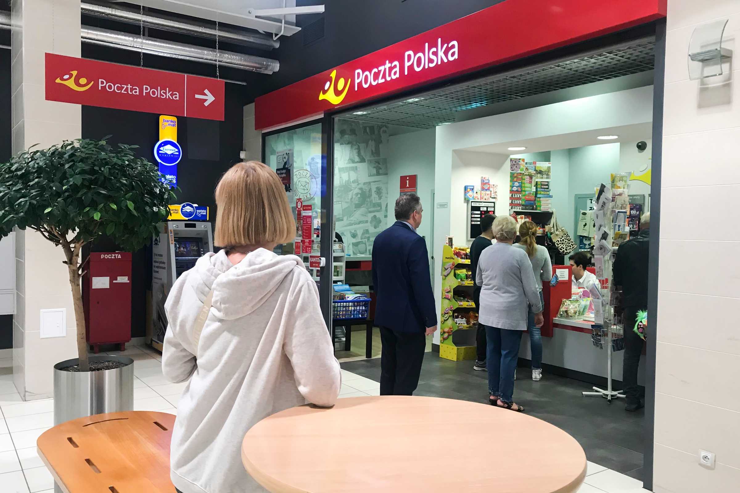 Idziesz na pocztę, a tam Elon Musk. Spółka ujawnia, co najchętniej kupują Polacy
