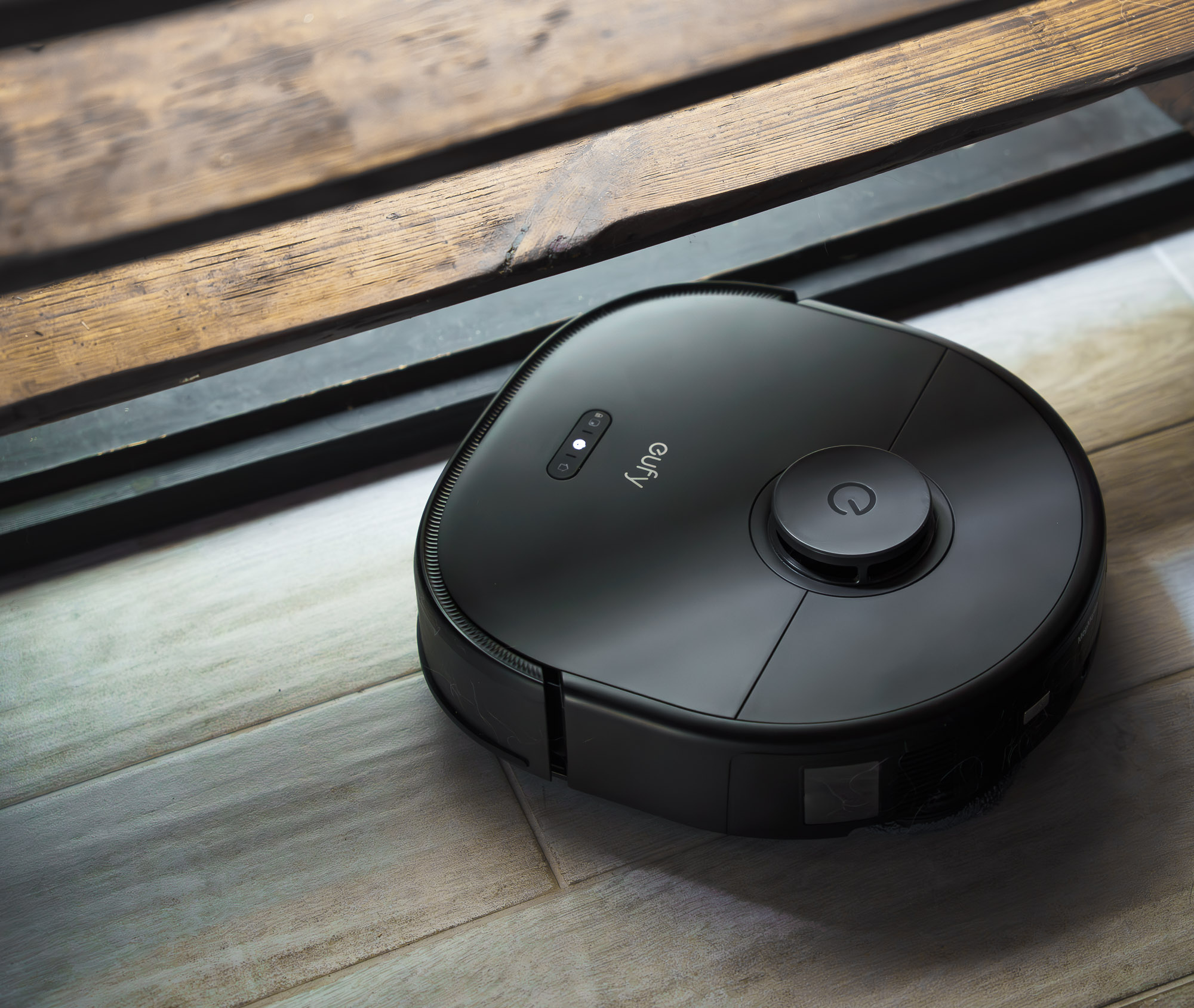 Ten odkurzacz będziesz chciał wcisnąć pod blat. Eufy RoboVac X10 Pro Omni - test