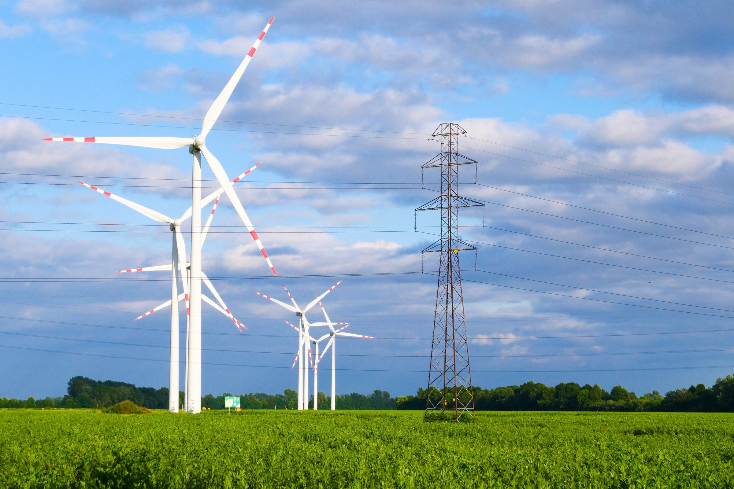 Gigantyczna inwestycja w polską energetykę. Tańszy prąd, więcej fotowoltaiki i stacji ładowania
