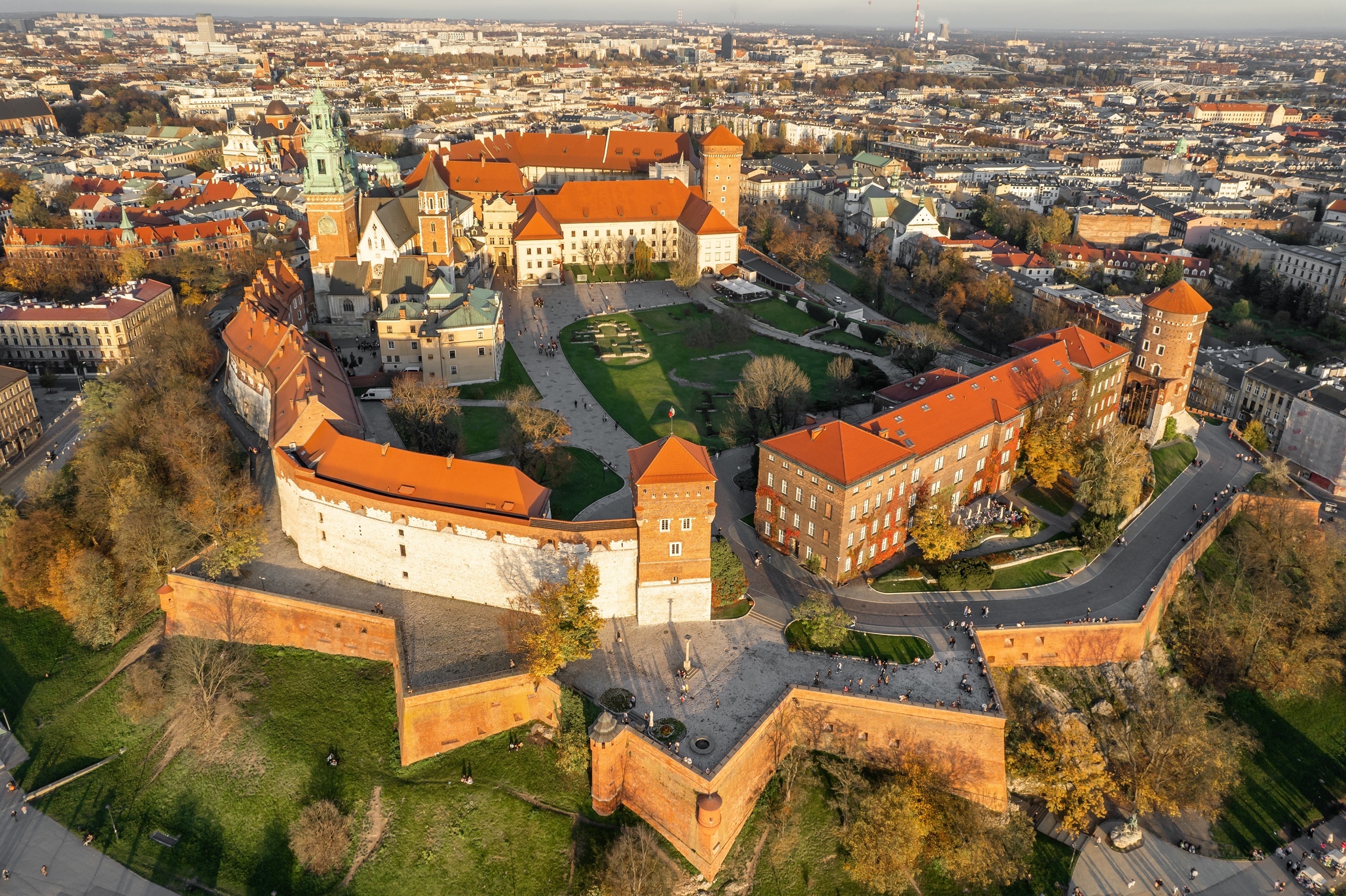 Nad Krakowem nocą jak opętany lata dziwny samolot. Krąży i krąży