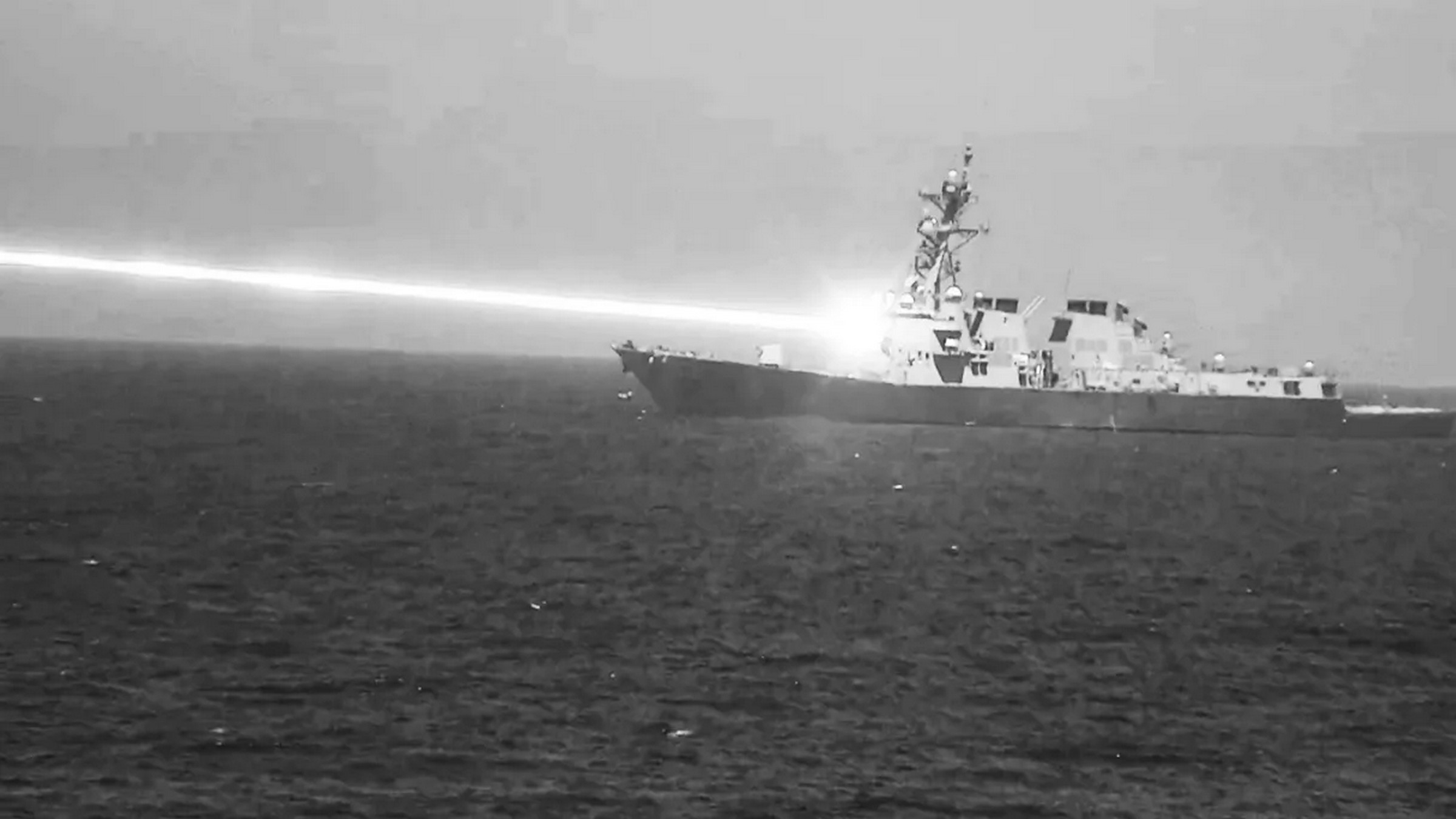 Marynarka Wojenna USA testuje nową broń laserową. To zdjęcie robi wrażenie
