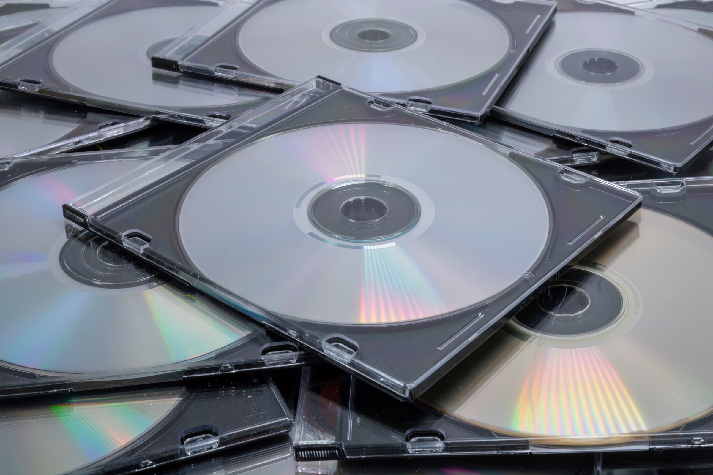 Bank wysłał mu płytę CD w 2025 r. Pokazał zdjęcie w sieci jako żart