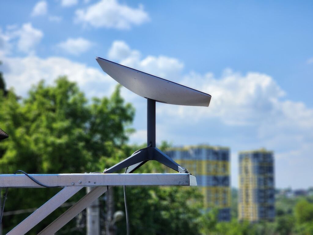 Oto sposoby na dobry internet gdziekolwiek jesteś. Starlink, routery z SIM i wzmacniacze Wi-Fi bez tajemnic
